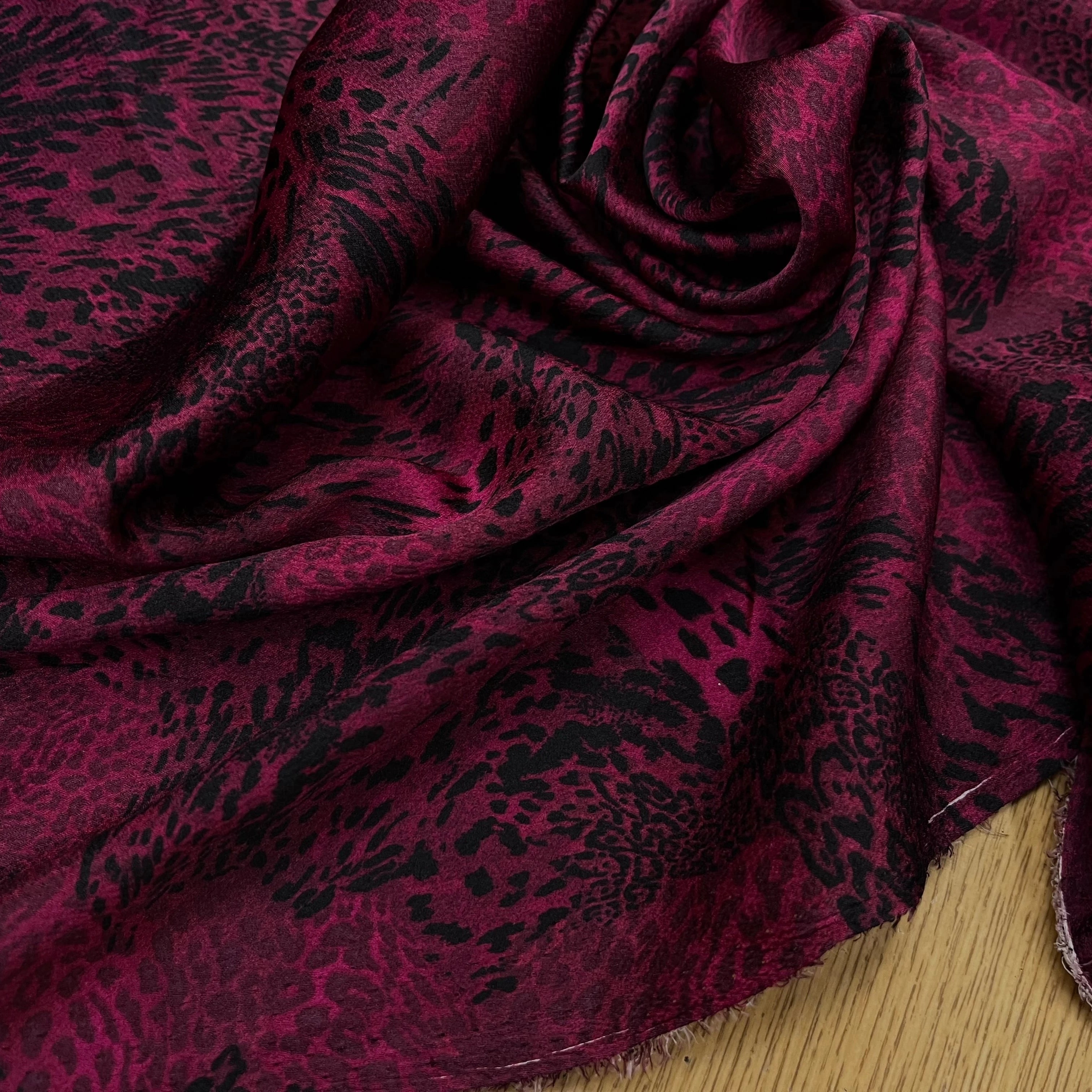 CREPE SATINÉ MOTIF ANIMAL LÉOPARD BORDEAUX - My Little Coupon