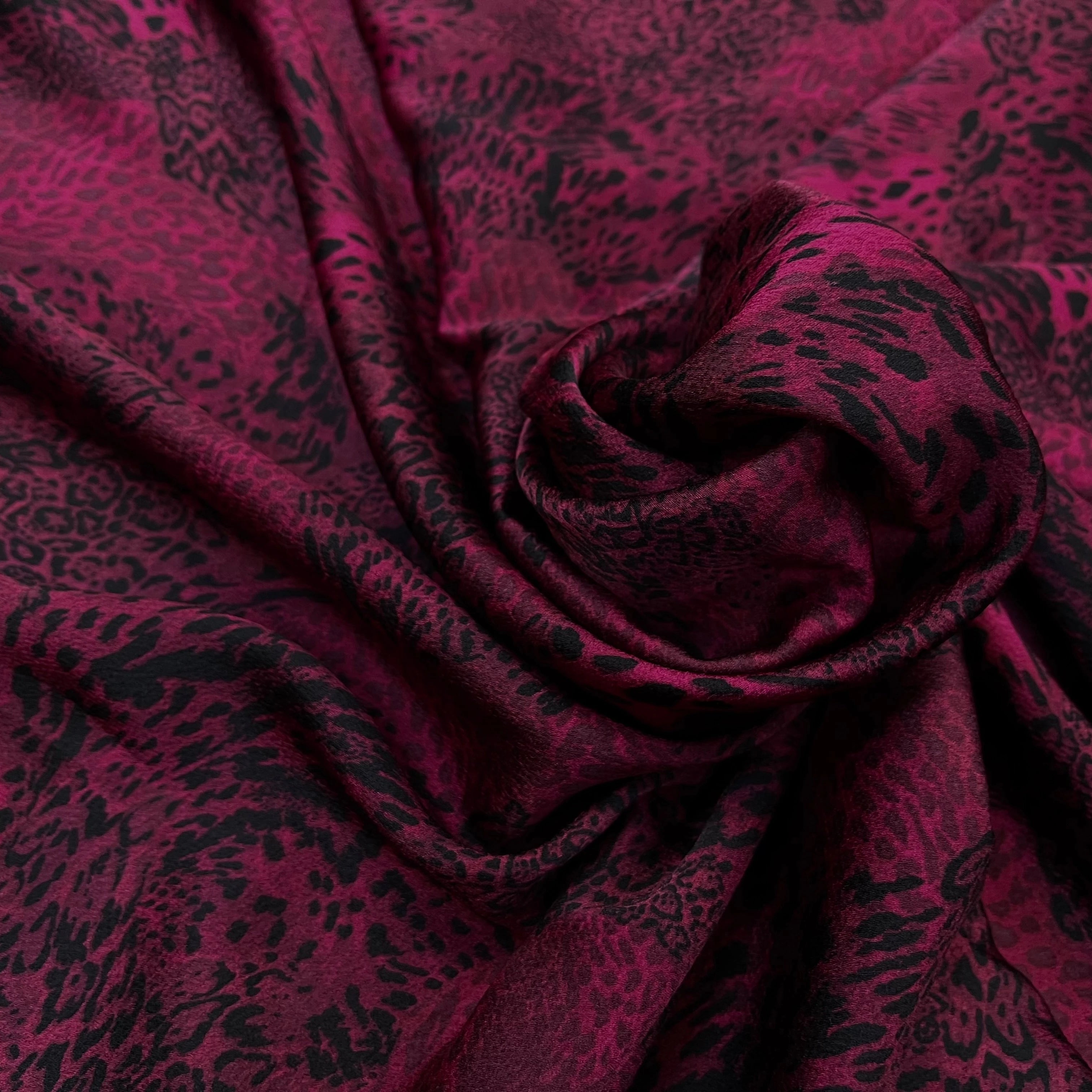 CREPE SATINÉ MOTIF ANIMAL LÉOPARD BORDEAUX - My Little Coupon