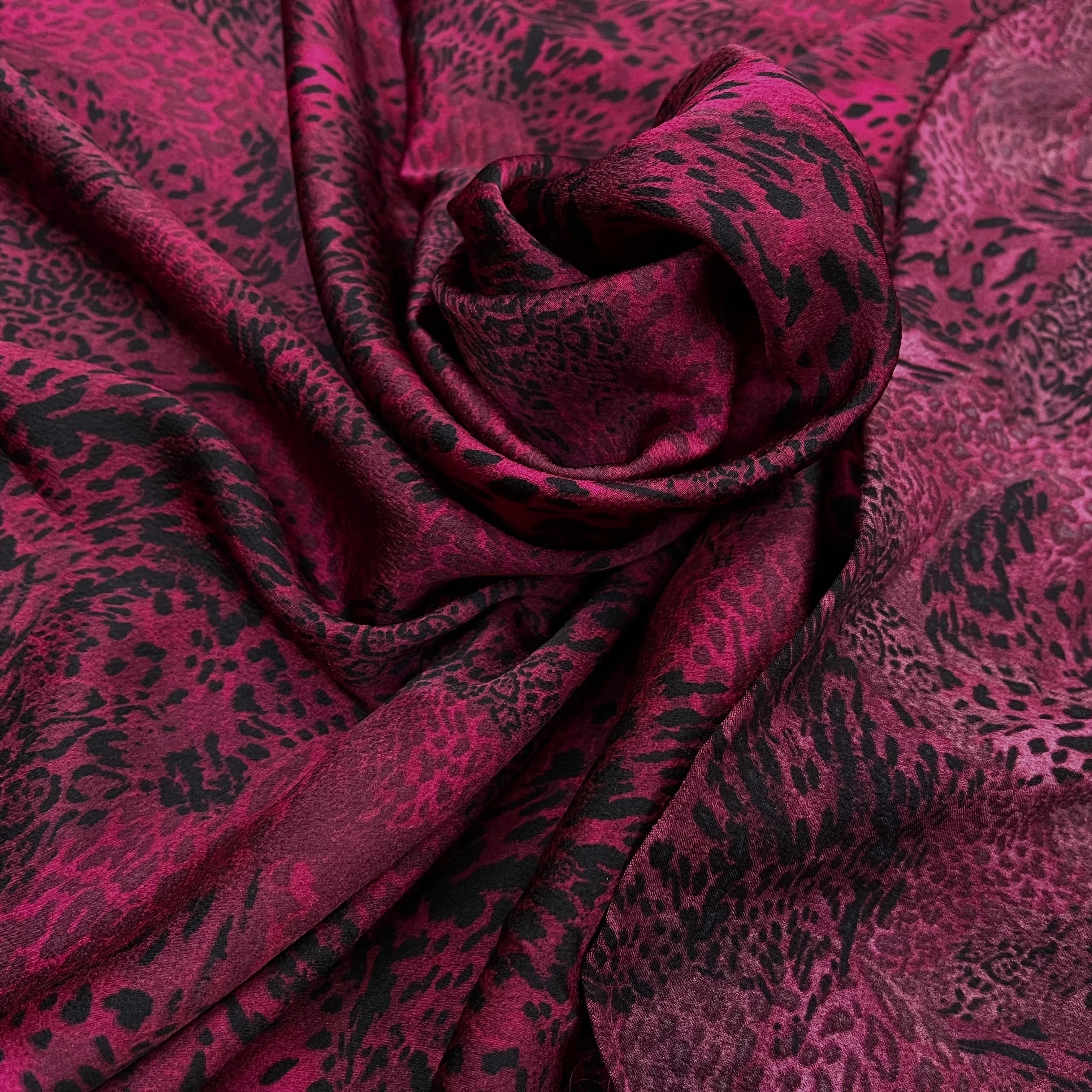 CREPE SATINÉ MOTIF ANIMAL LÉOPARD BORDEAUX - My Little Coupon