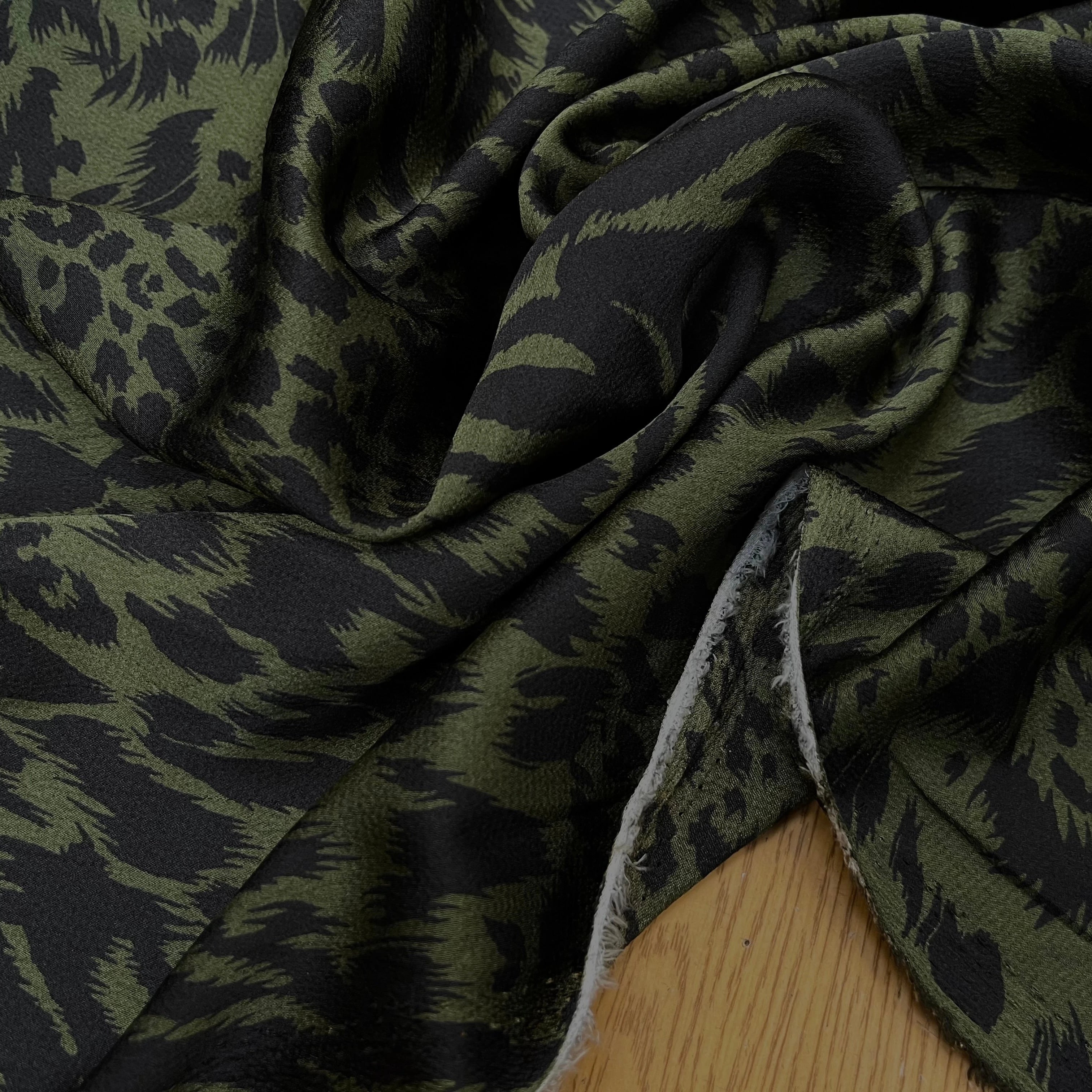 CREPE SATINÉ MOTIF LÉOPARD KAKI - My Little Coupon