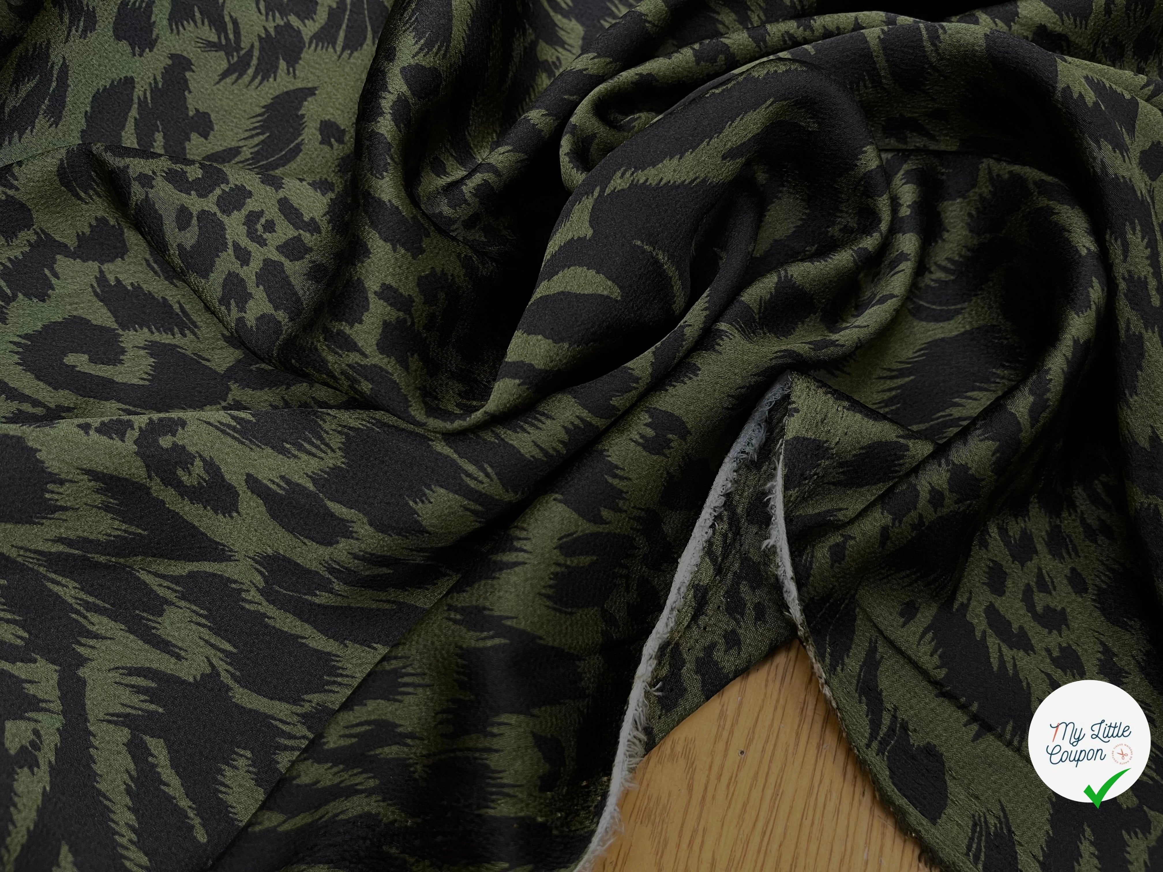 CREPE SATINÉ MOTIF LÉOPARD KAKI - My Little Coupon