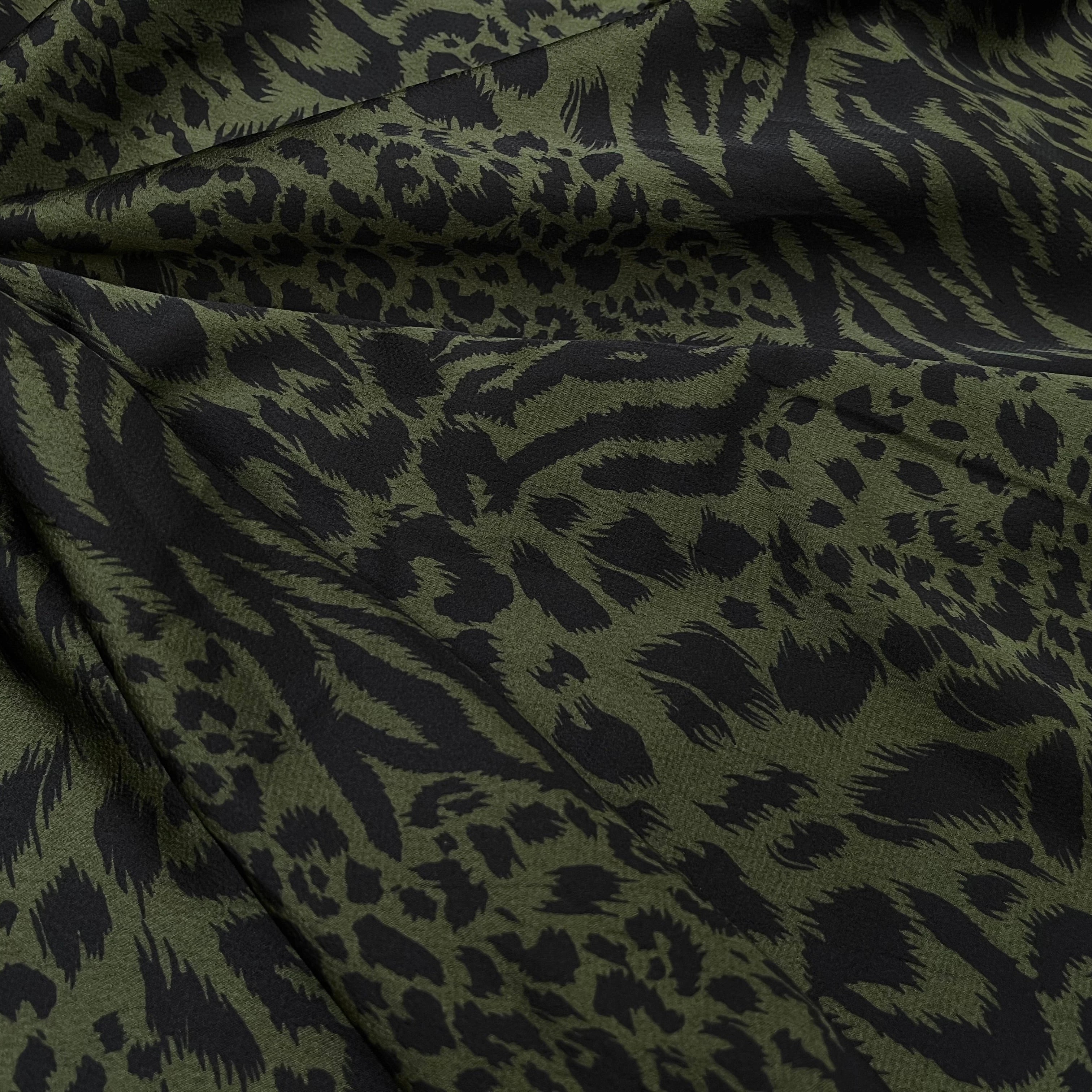 CREPE SATINÉ MOTIF LÉOPARD KAKI - My Little Coupon