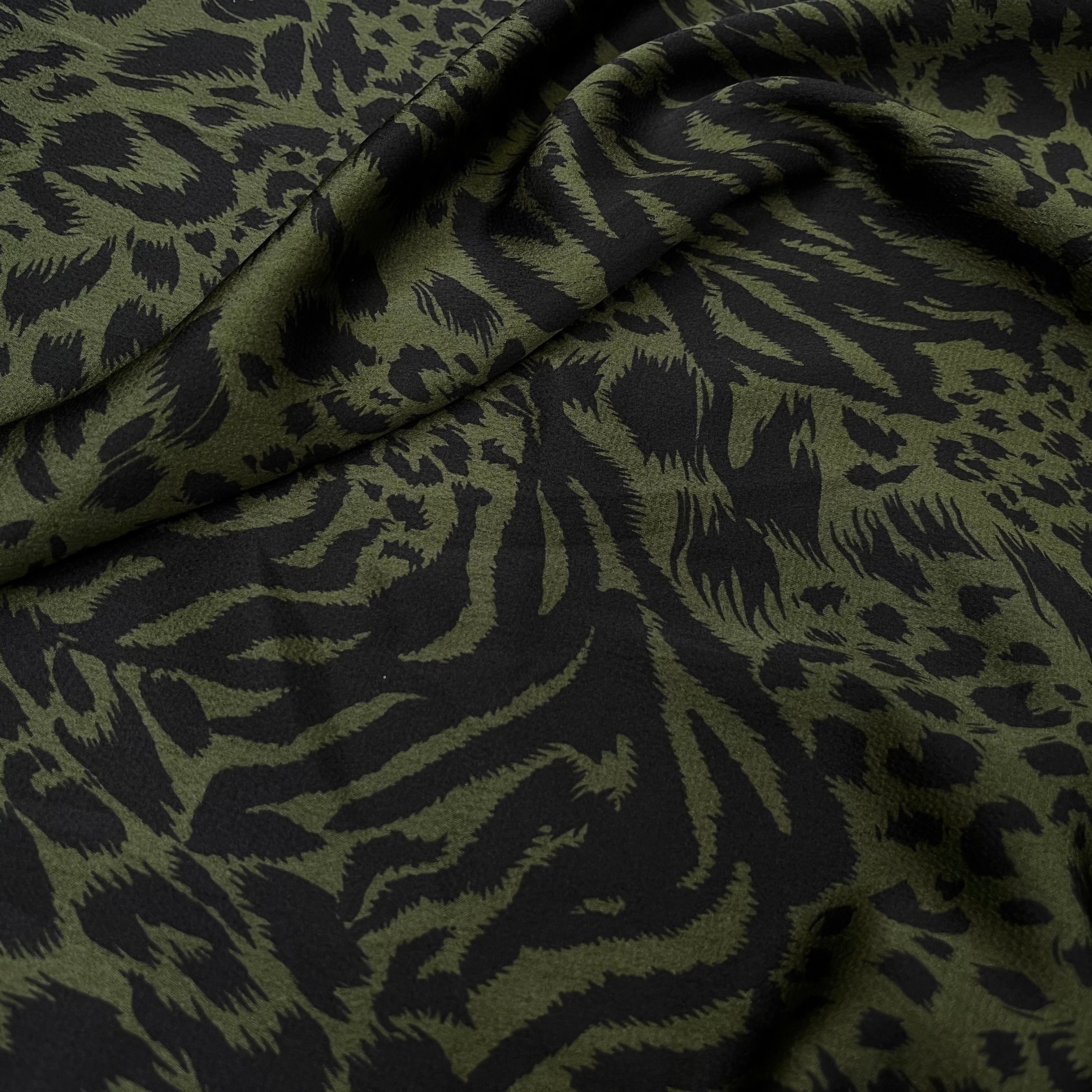 CREPE SATINÉ MOTIF LÉOPARD KAKI - My Little Coupon