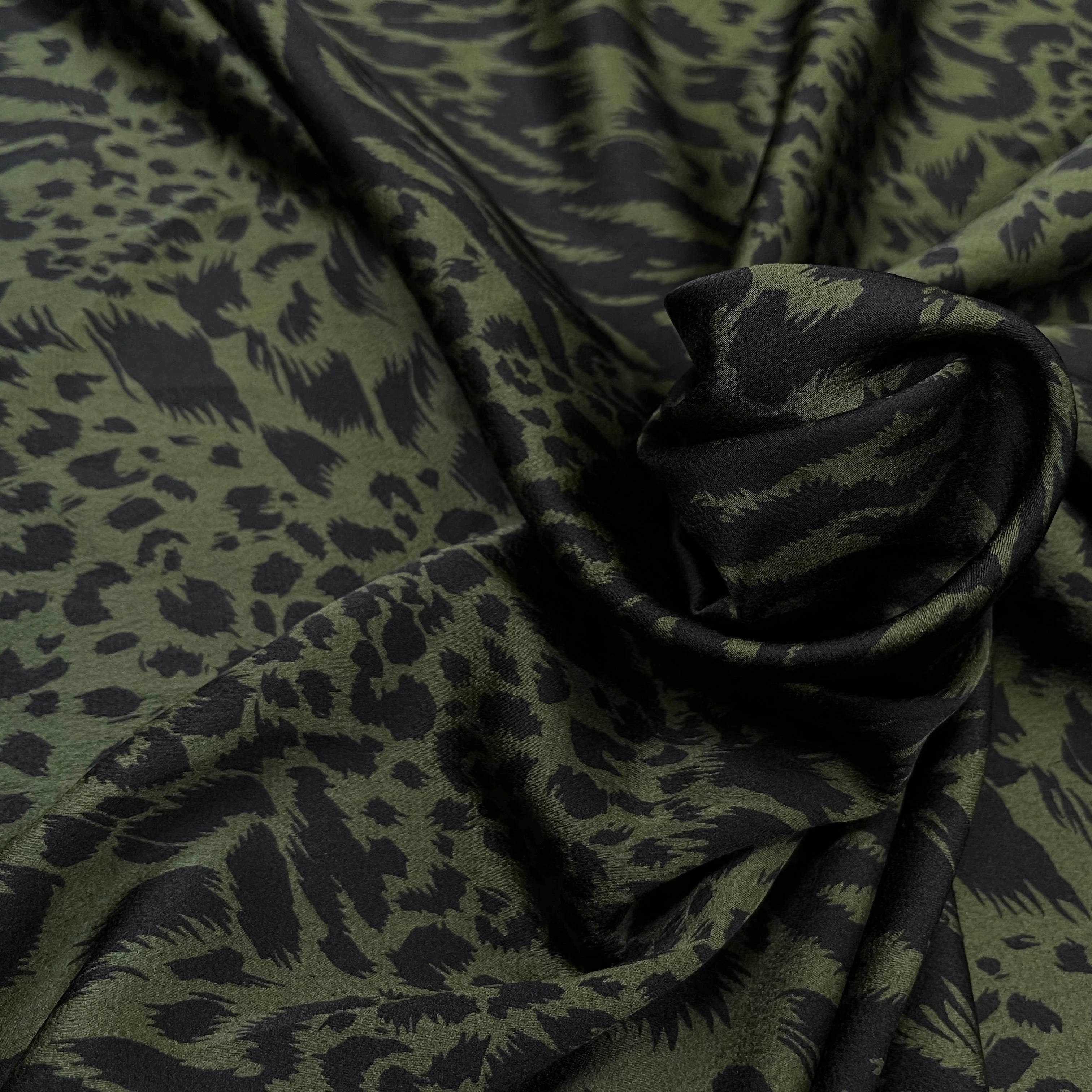 CREPE SATINÉ MOTIF LÉOPARD KAKI - My Little Coupon