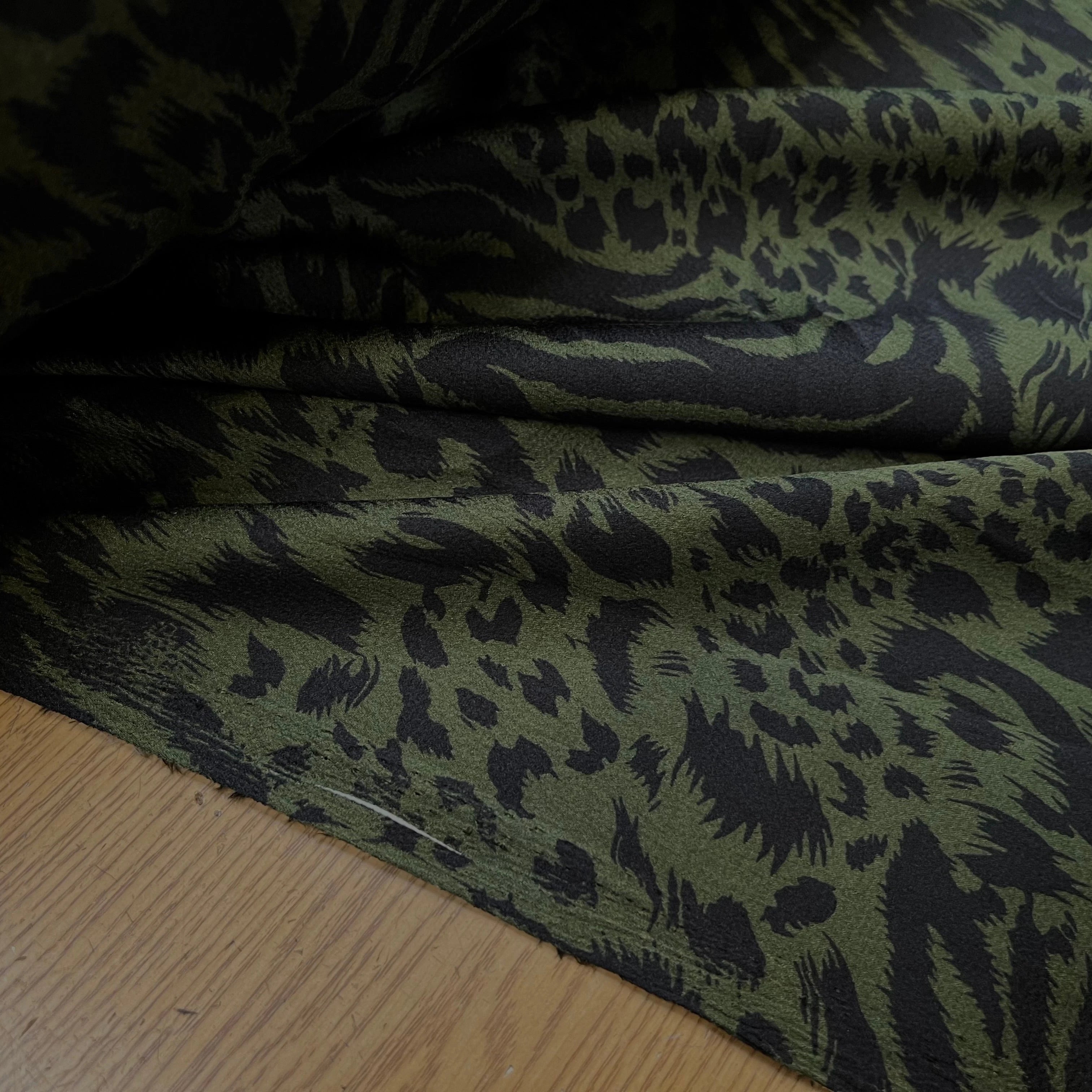 CREPE SATINÉ MOTIF LÉOPARD KAKI - My Little Coupon