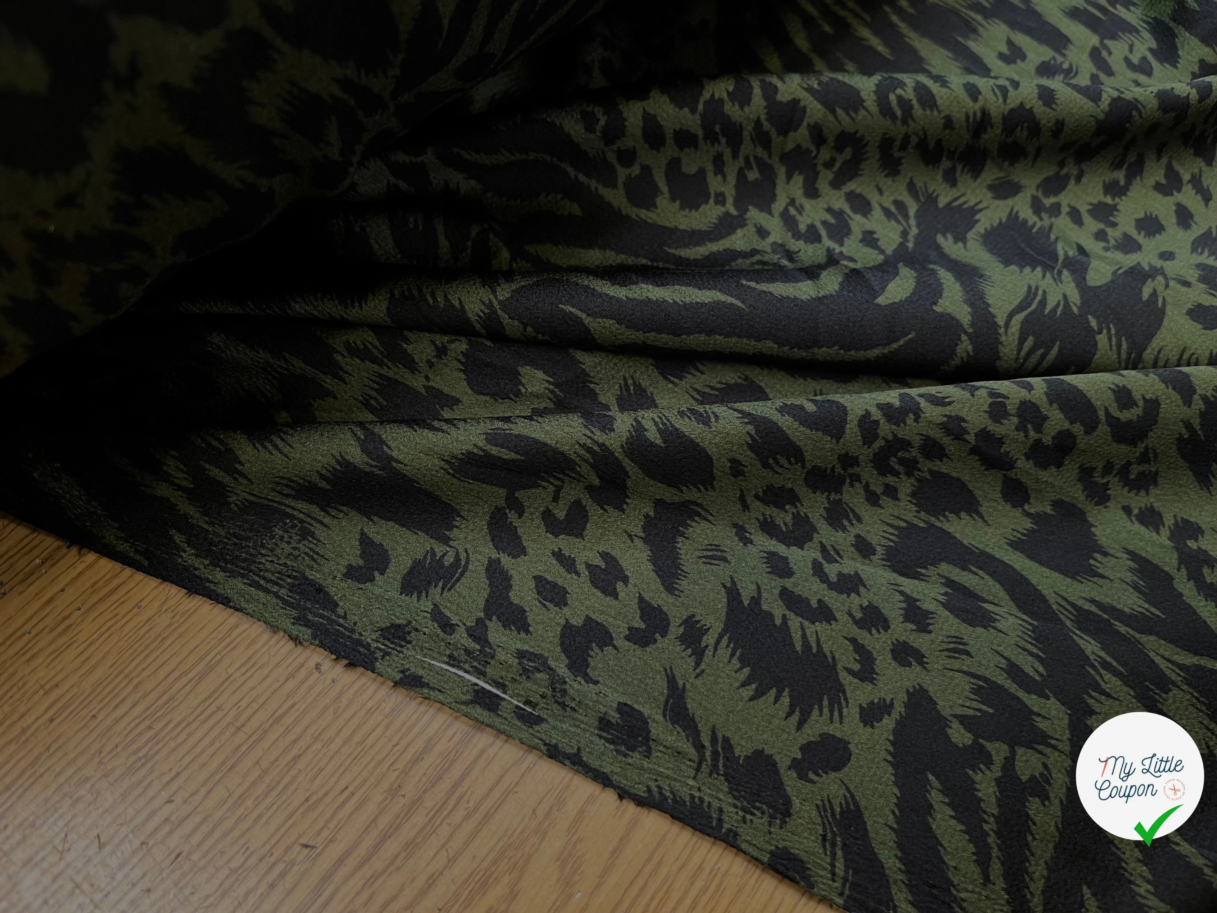 CREPE SATINÉ MOTIF LÉOPARD KAKI - My Little Coupon