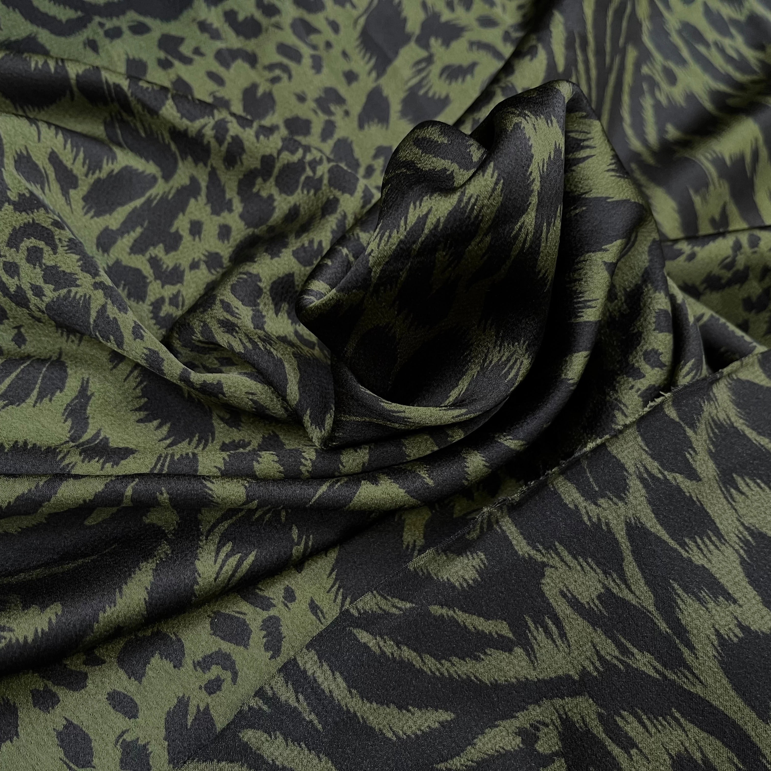 CREPE SATINÉ MOTIF LÉOPARD KAKI - My Little Coupon