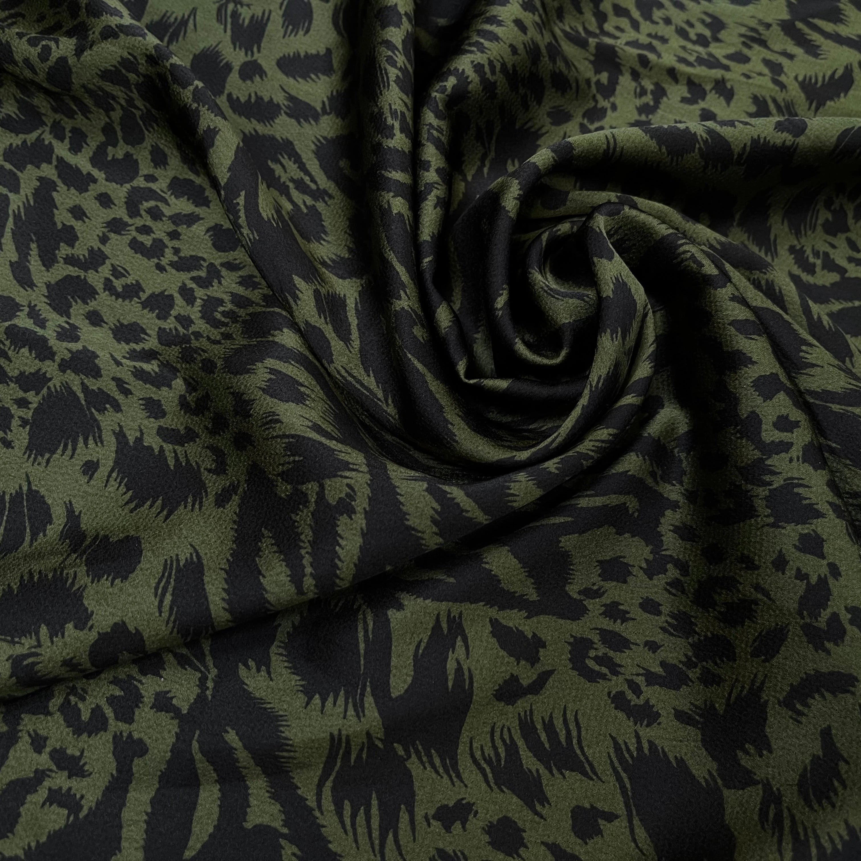 CREPE SATINÉ MOTIF LÉOPARD KAKI - My Little Coupon