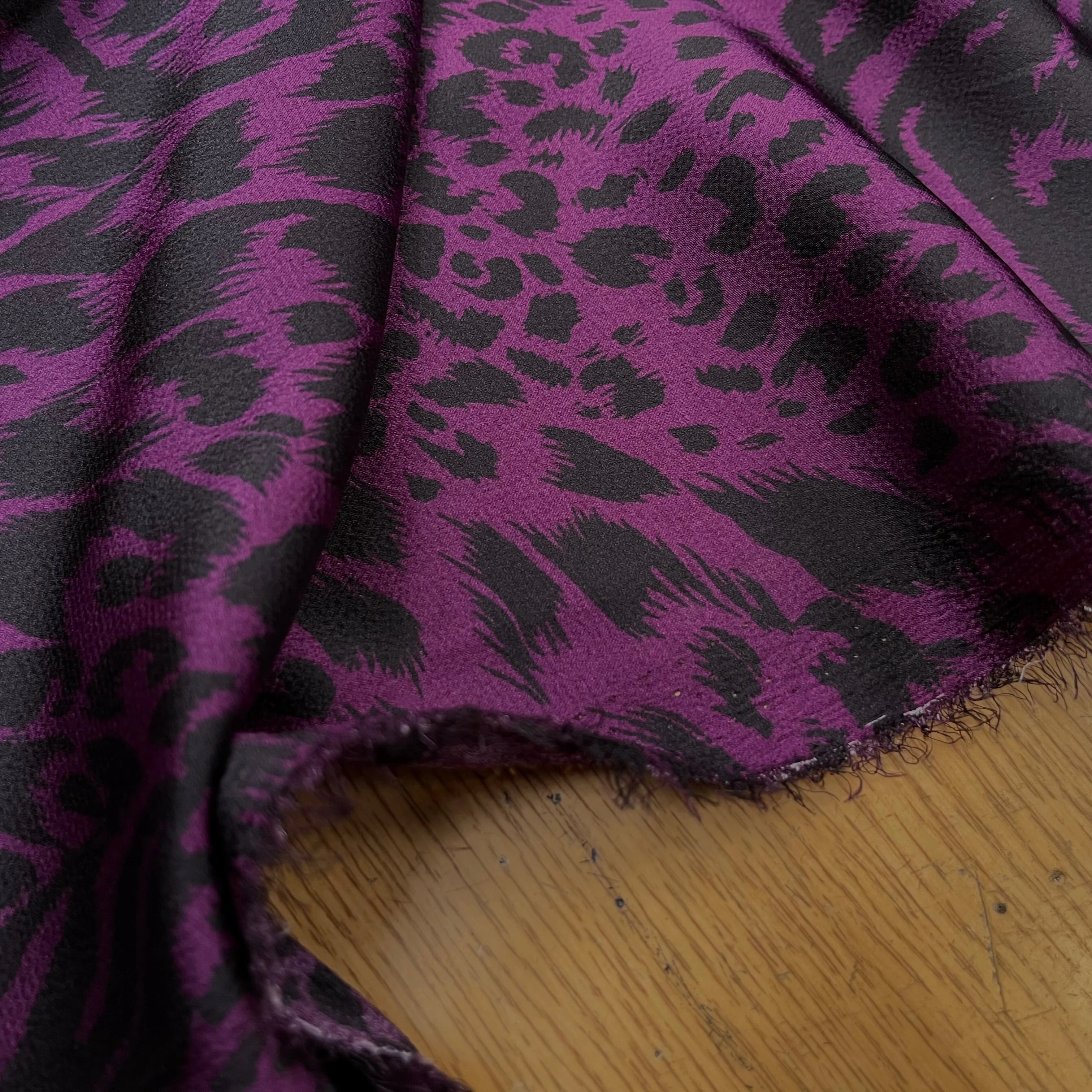 CREPE SATINÉ MOTIF LÉOPARD VIOLET - My Little Coupon