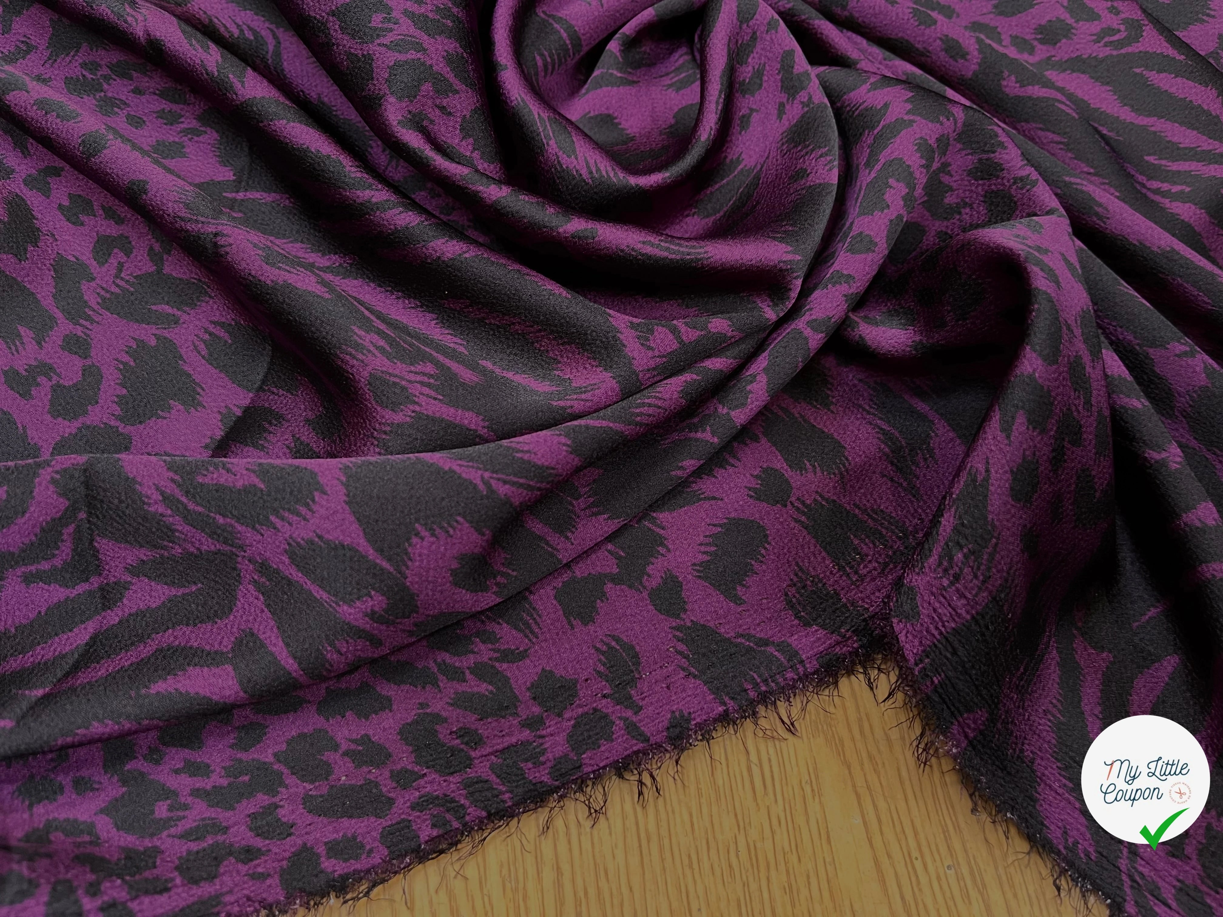 CREPE SATINÉ MOTIF LÉOPARD VIOLET - My Little Coupon