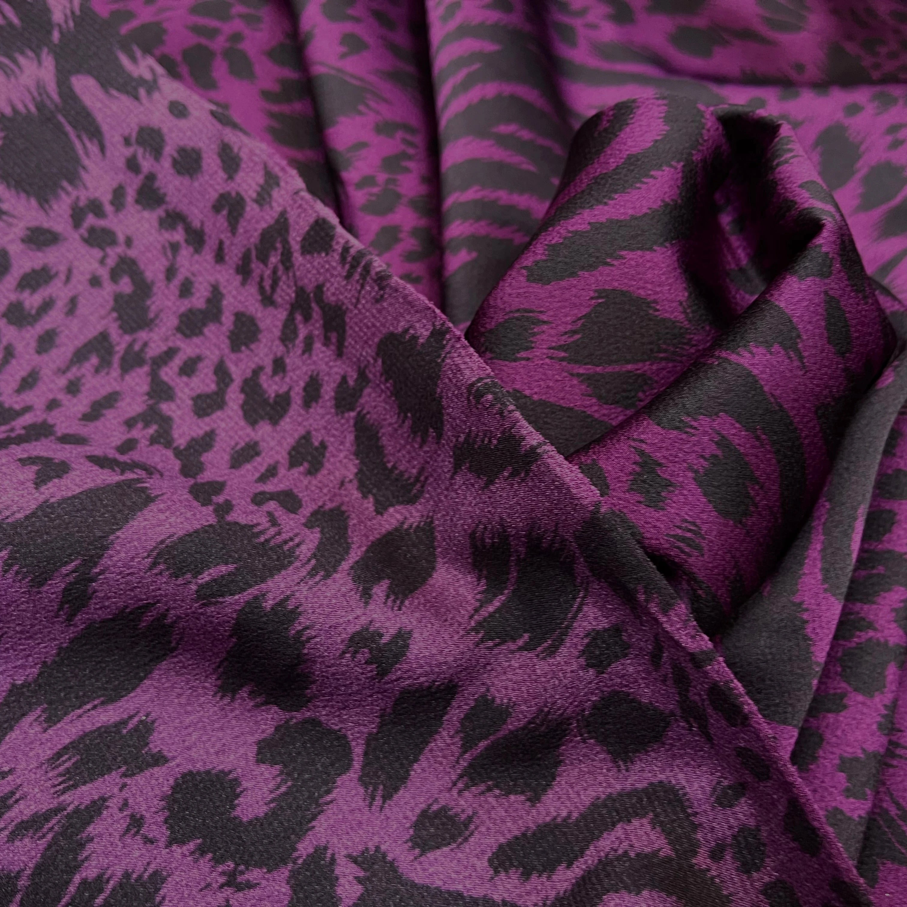 CREPE SATINÉ MOTIF LÉOPARD VIOLET - My Little Coupon