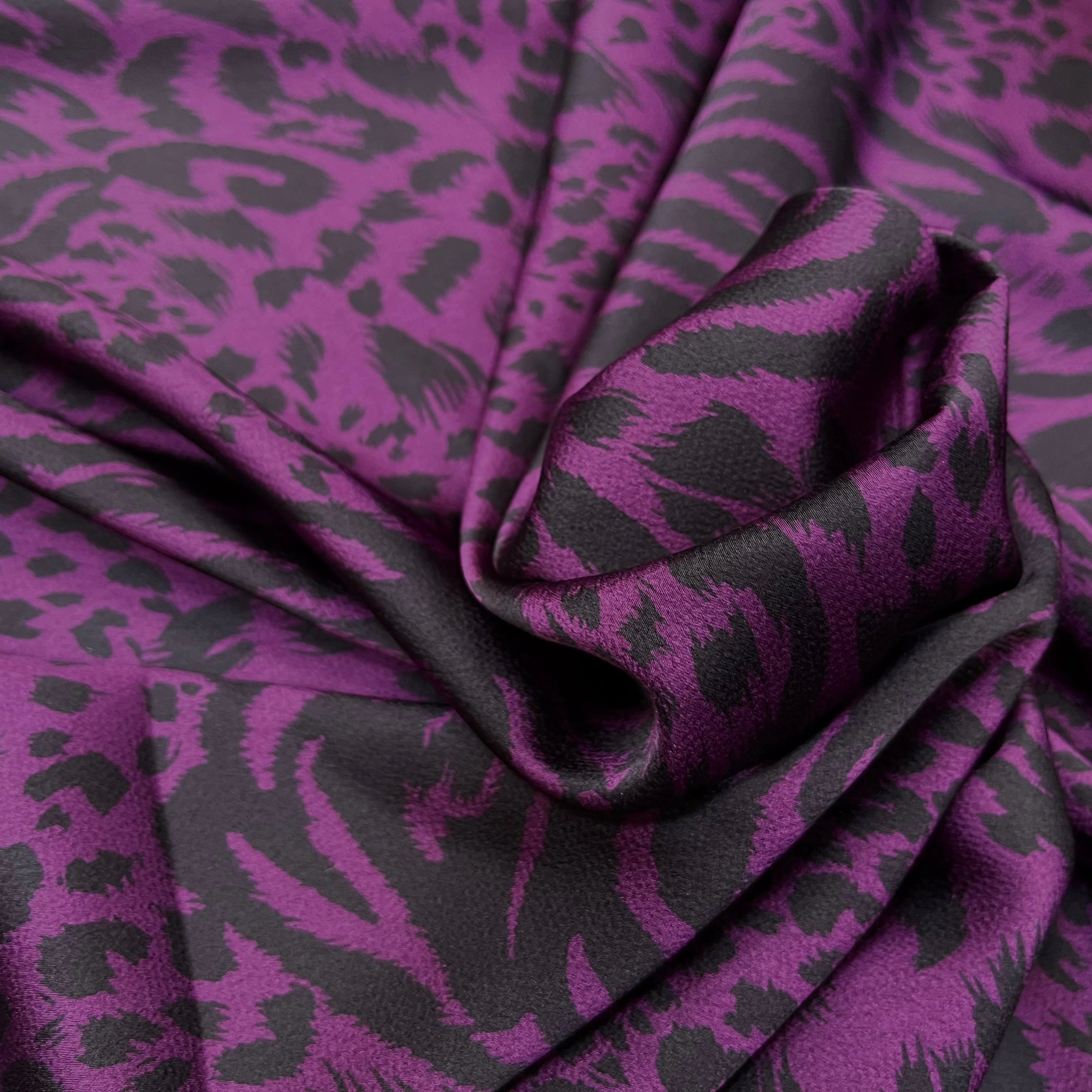 CREPE SATINÉ MOTIF LÉOPARD VIOLET - My Little Coupon