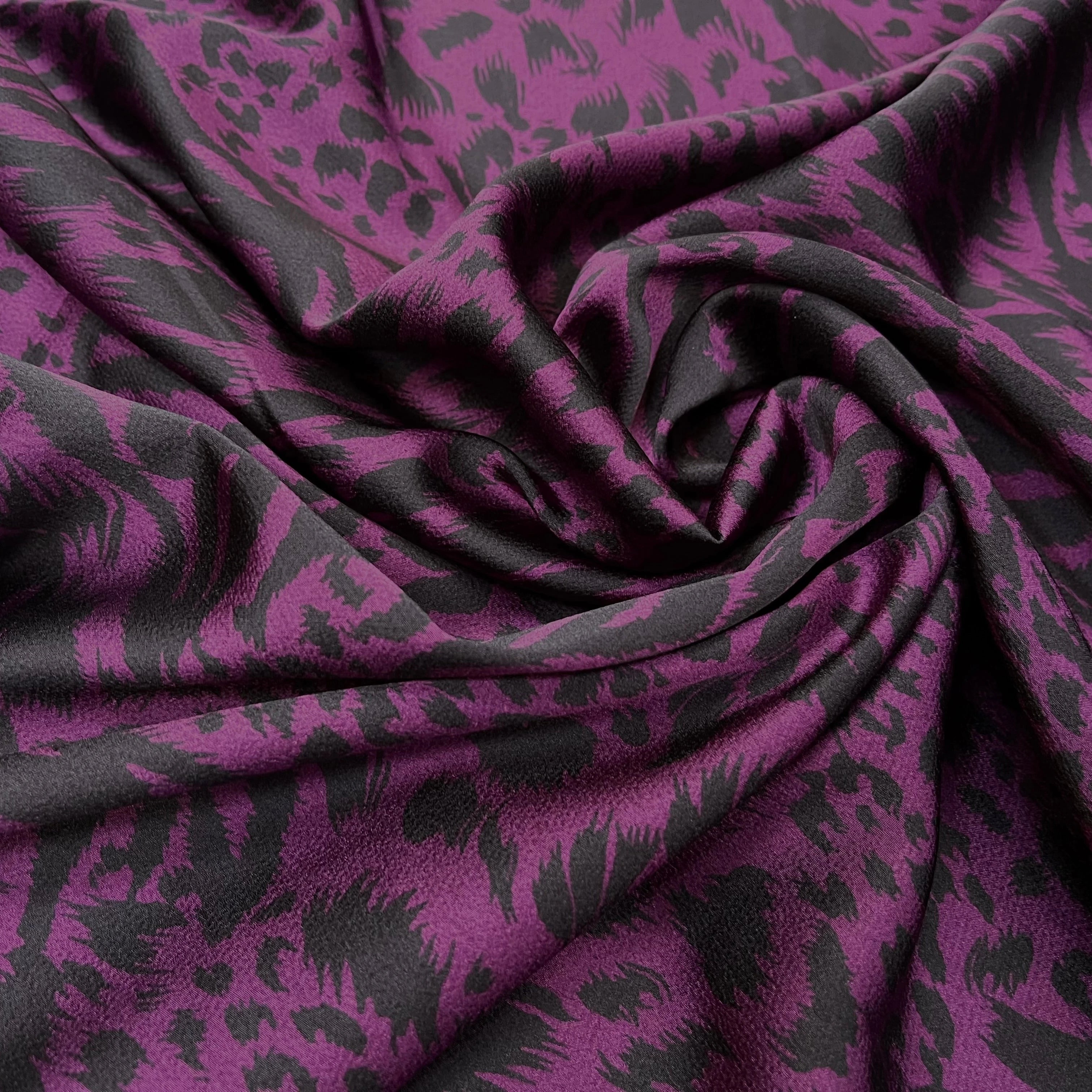 CREPE SATINÉ MOTIF LÉOPARD VIOLET - My Little Coupon