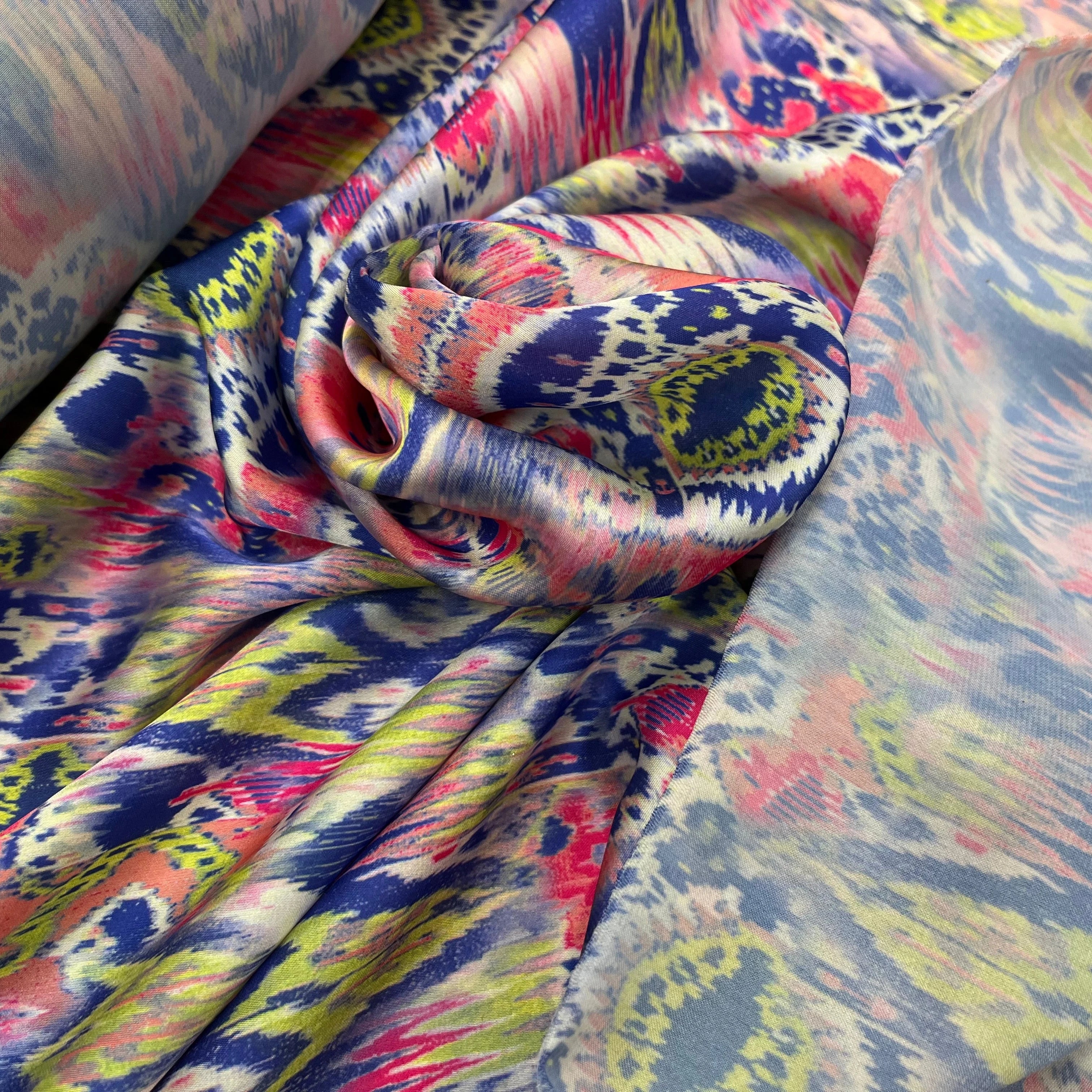 CREPE SATINÉ MOTIF TEMPLE AVEC UN OEIL TIE AND DYE - My Little Coupon