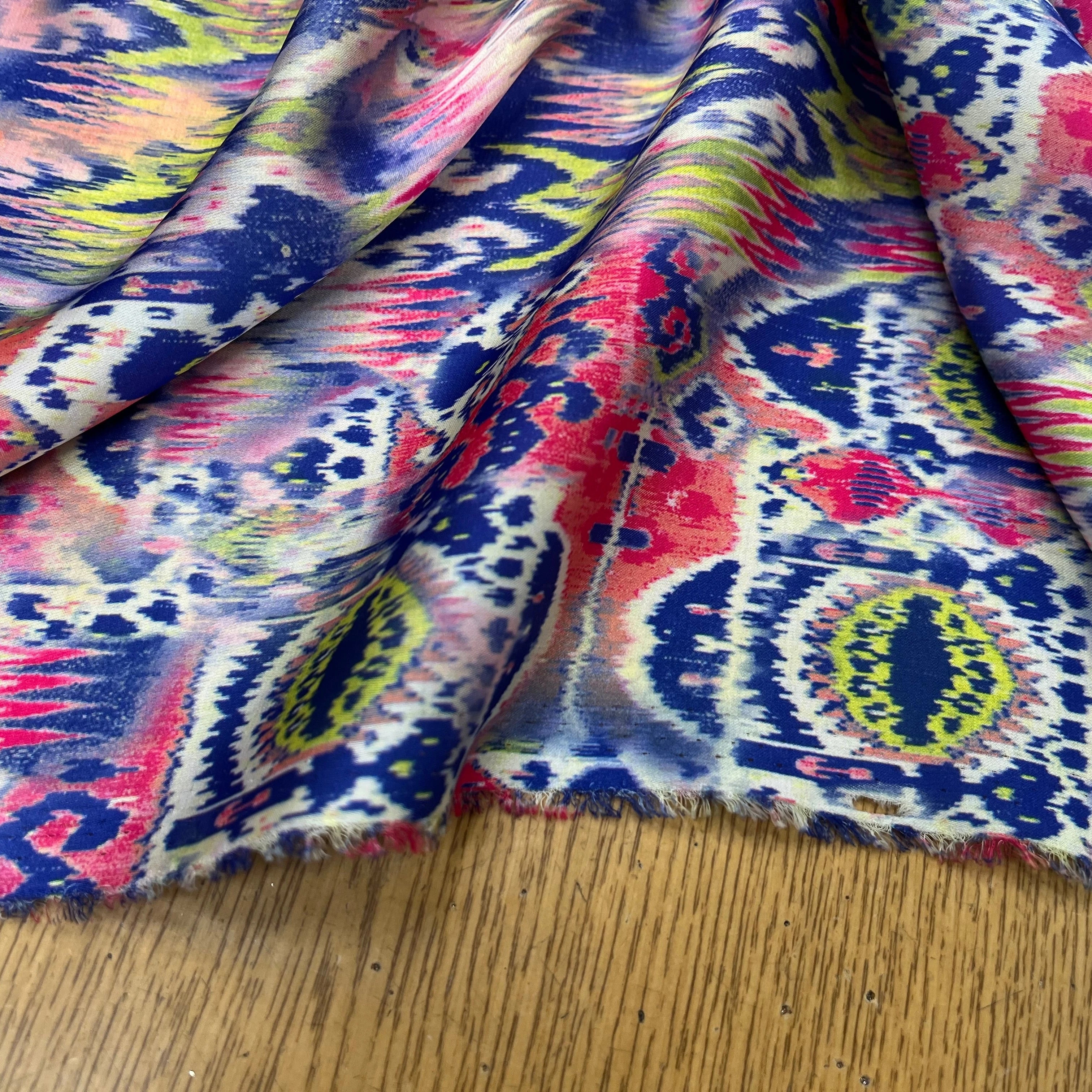 CREPE SATINÉ MOTIF TEMPLE AVEC UN OEIL TIE AND DYE - My Little Coupon