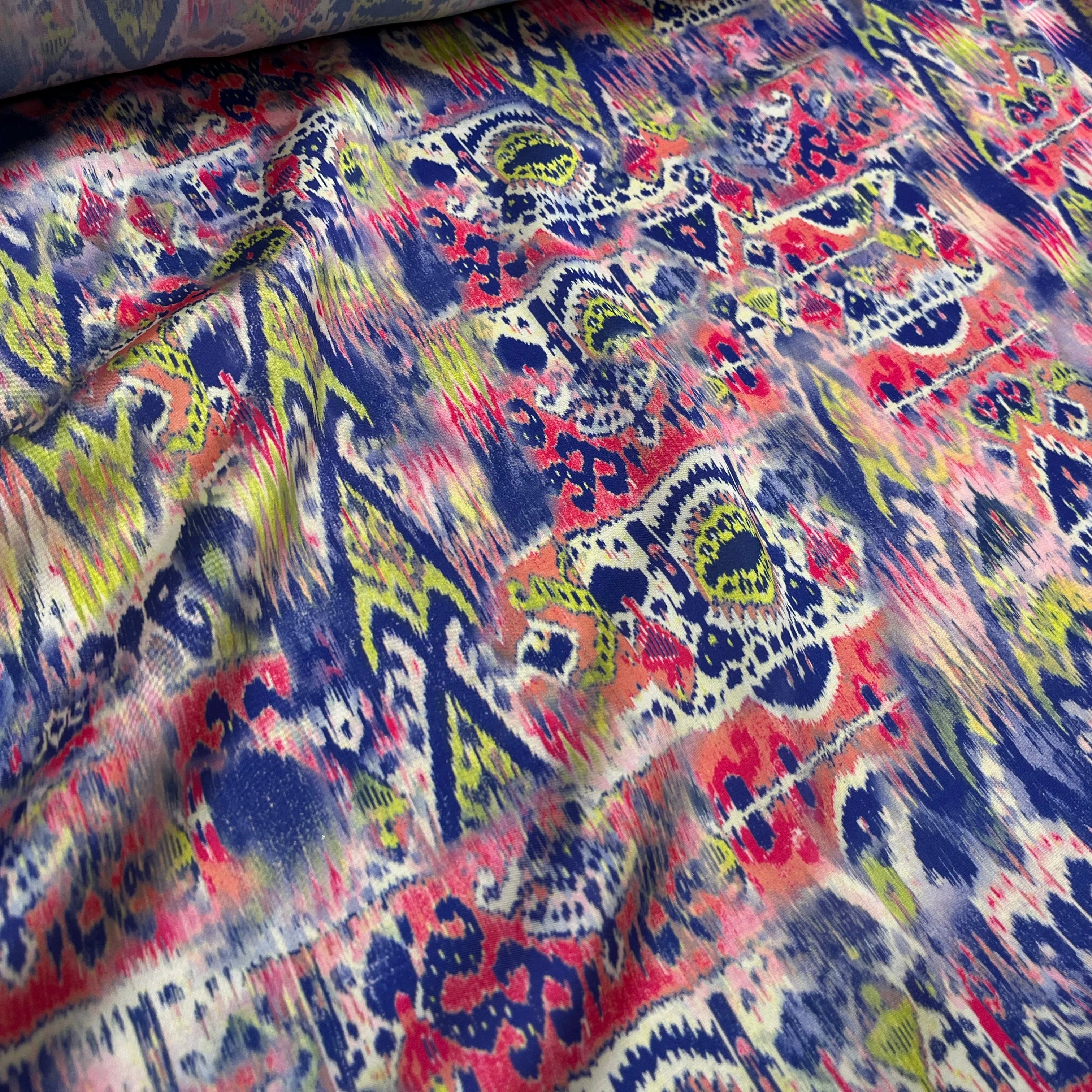 CREPE SATINÉ MOTIF TEMPLE AVEC UN OEIL TIE AND DYE - My Little Coupon