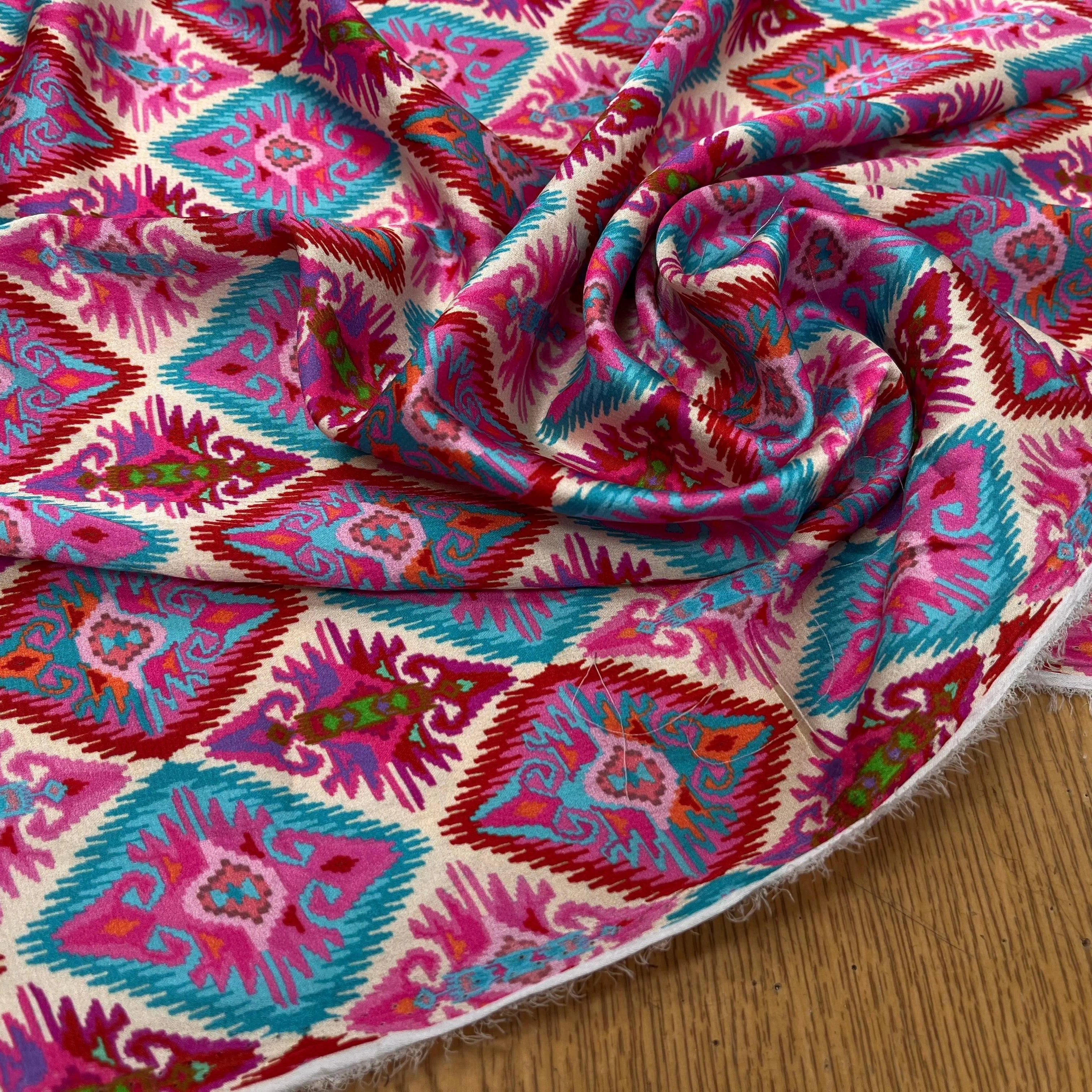 CREPE SATINÉ MOTIFS MULTICOLORES GÉOMETRIQUE - My Little Coupon