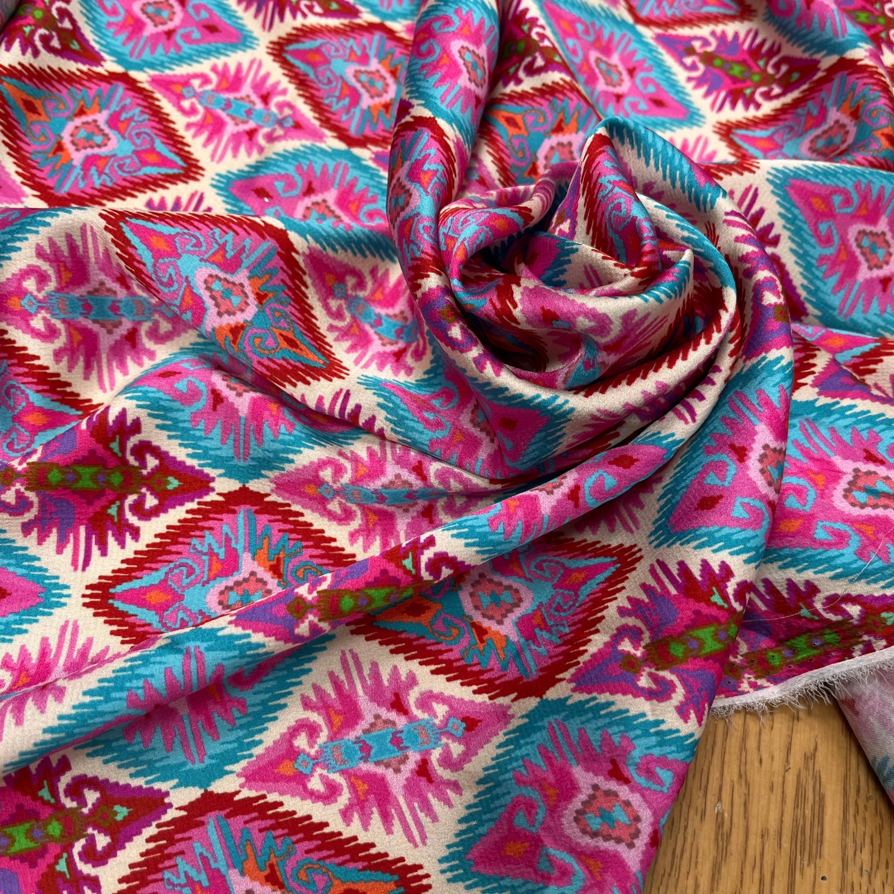 CREPE SATINÉ MOTIFS MULTICOLORES GÉOMETRIQUE - My Little Coupon