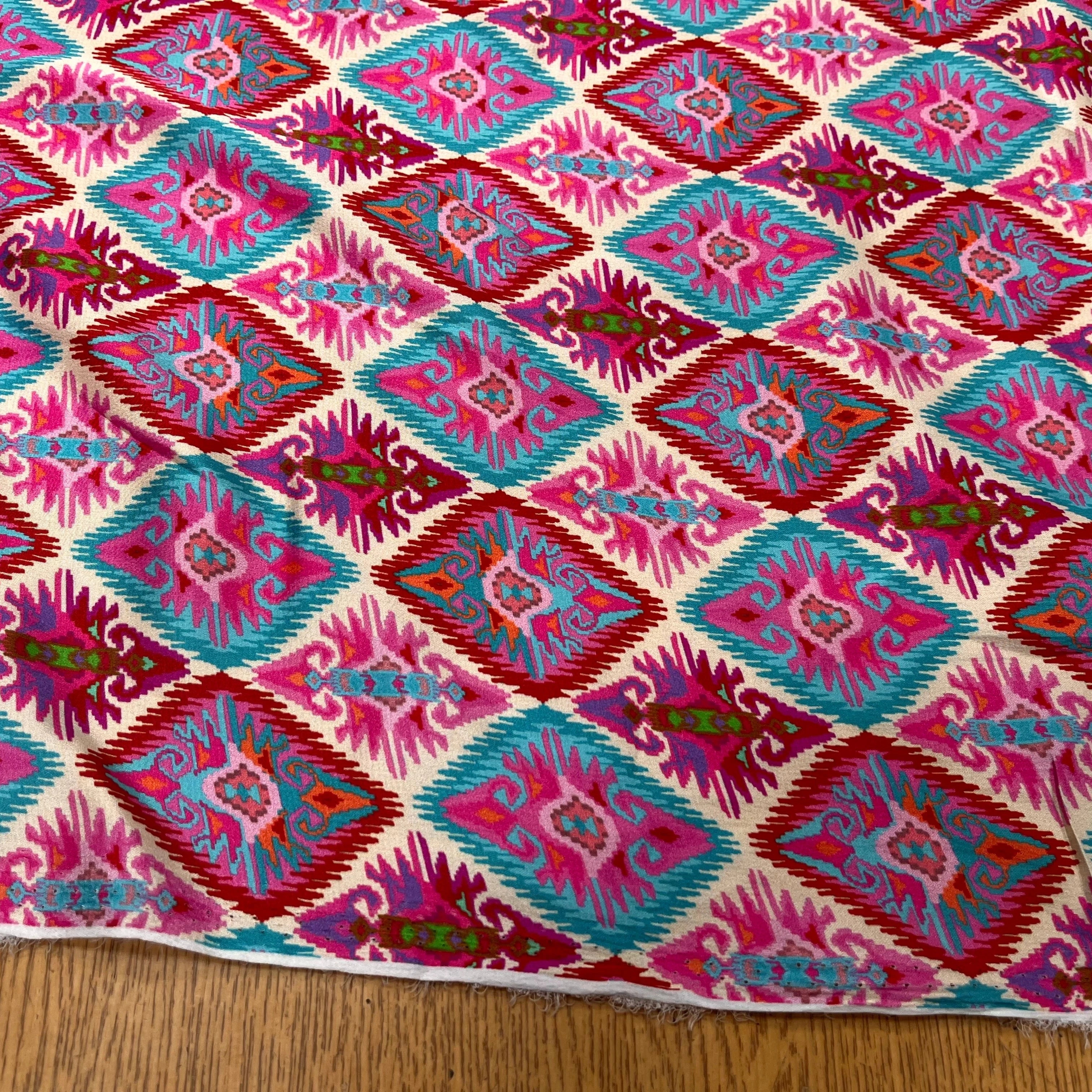 CREPE SATINÉ MOTIFS MULTICOLORES GÉOMETRIQUE - My Little Coupon