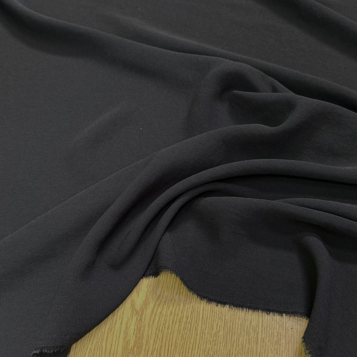 Tissu crêpe semi-lourd aspect gaze noir
