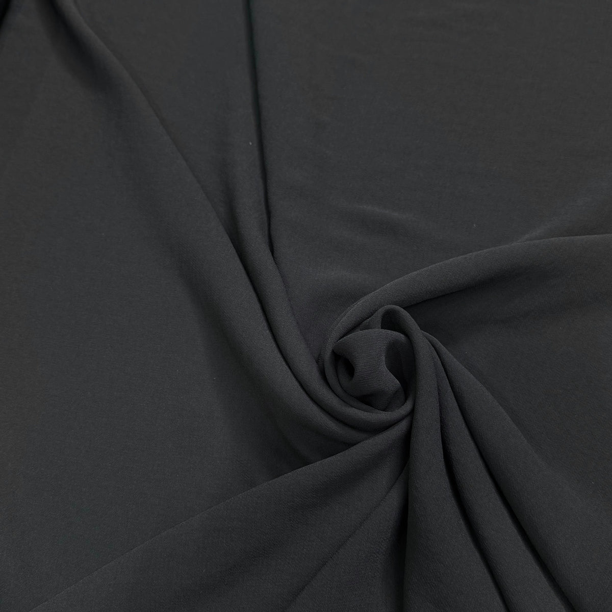 Tissu crêpe semi-lourd aspect gaze noir - vue de la matière