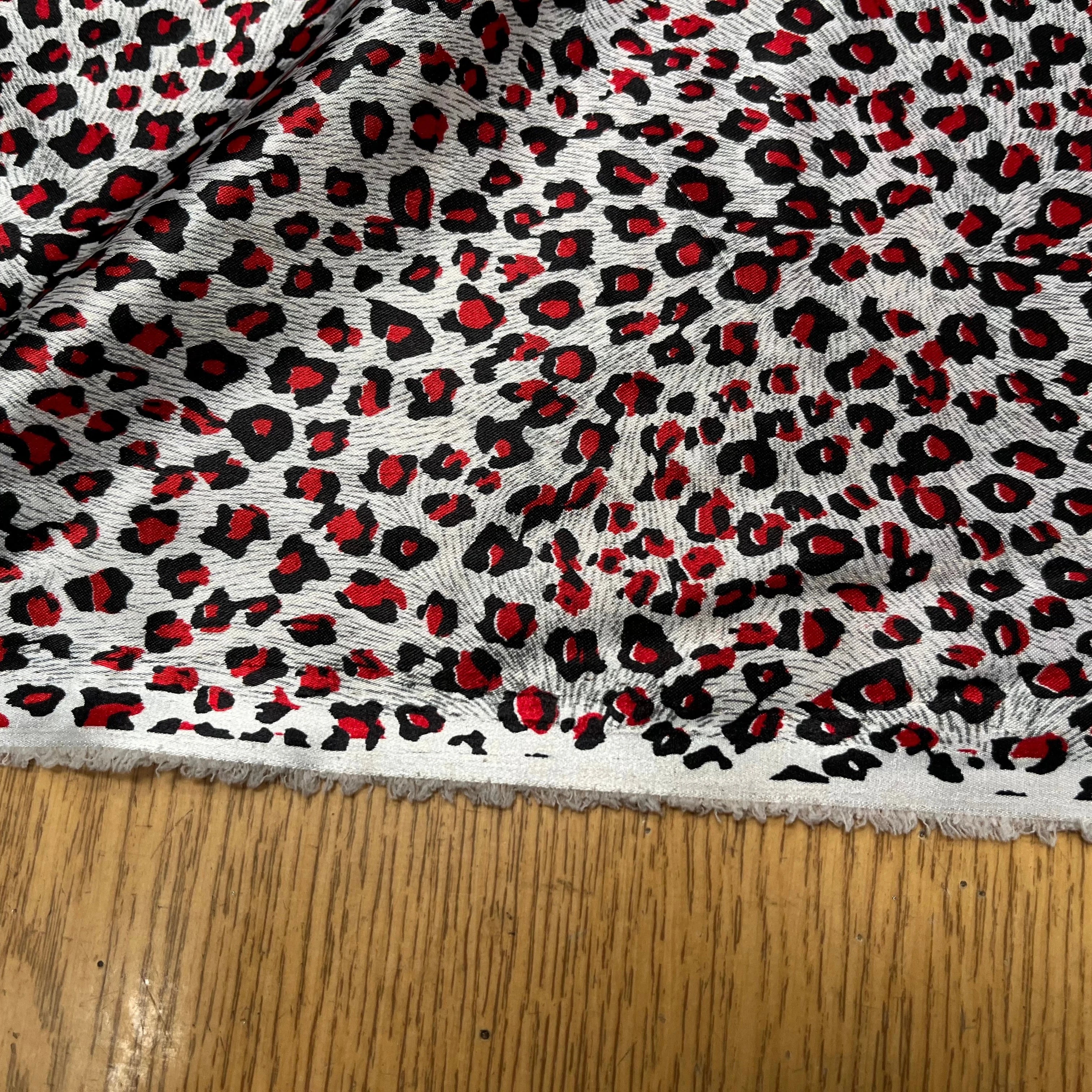 CREPE STINÉ POLYESTER IMPRIMÉ MOTIF ANIMAL LÉOPARD - My Little Coupon