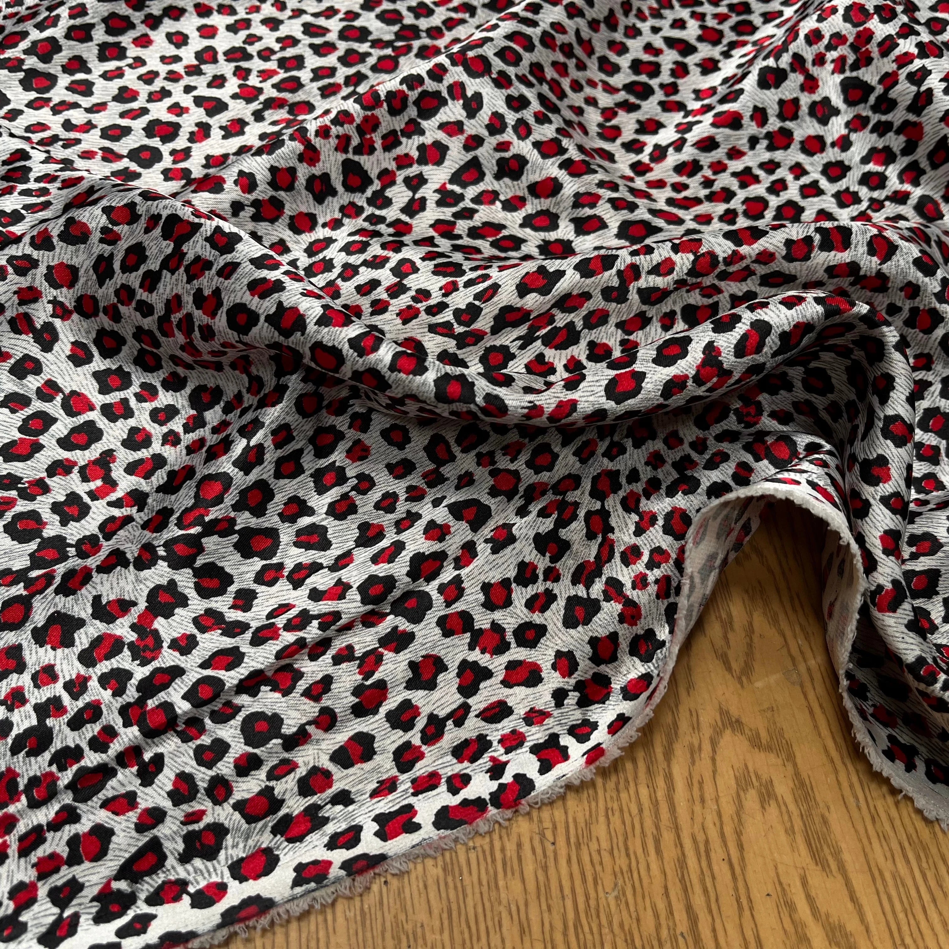 CREPE STINÉ POLYESTER IMPRIMÉ MOTIF ANIMAL LÉOPARD - My Little Coupon