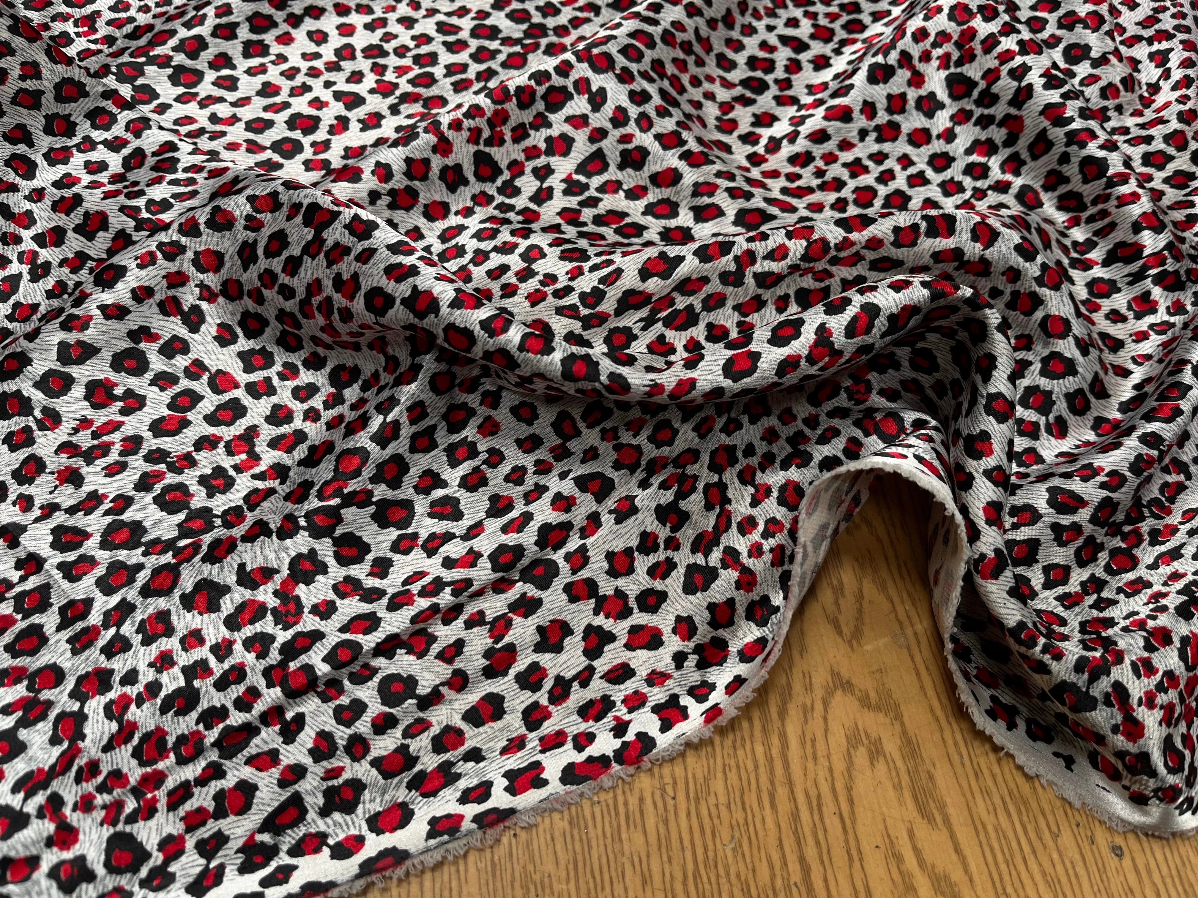 CREPE STINÉ POLYESTER IMPRIMÉ MOTIF ANIMAL LÉOPARD - My Little Coupon