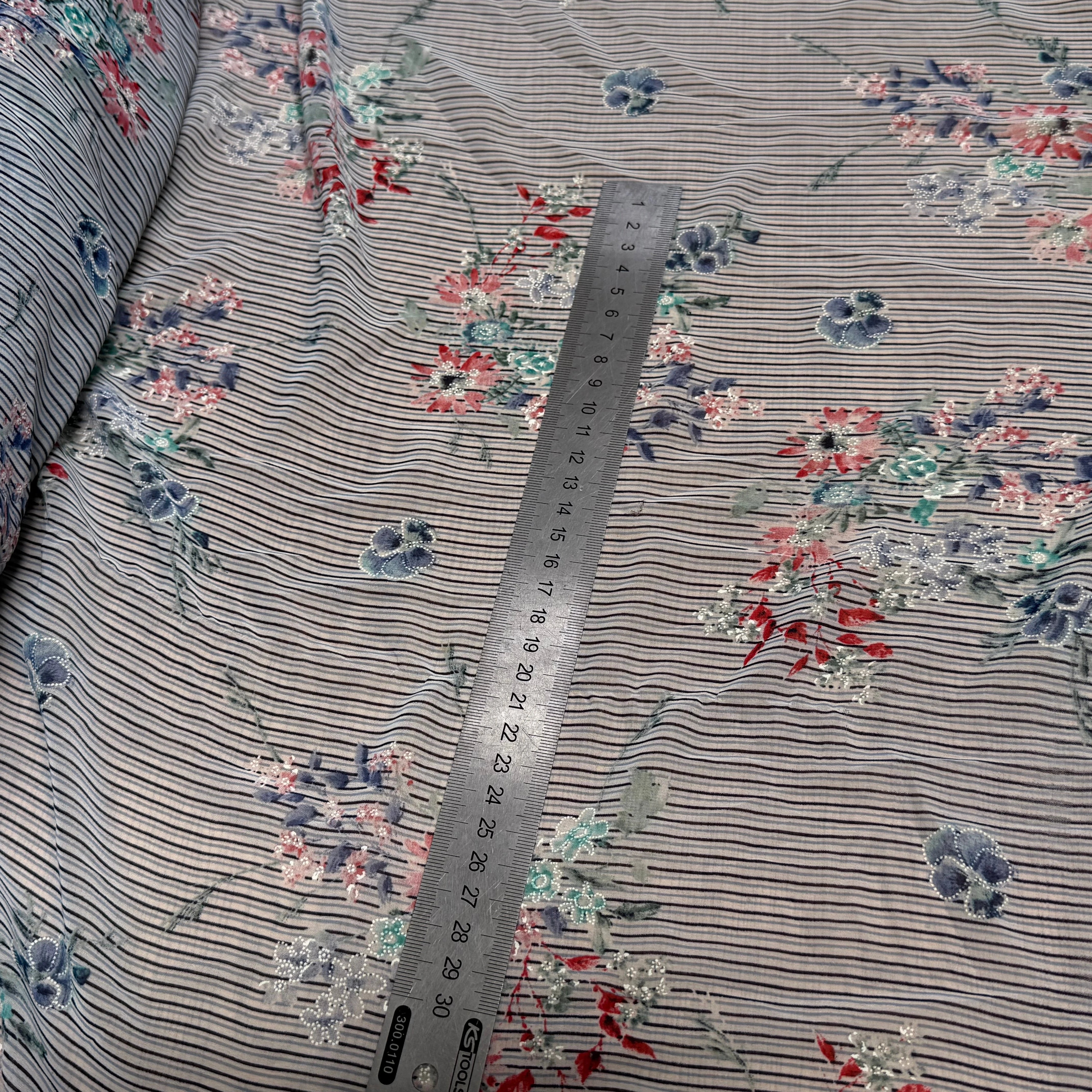 CREPE ULTRA FIN FOND BLANC À RAYURES MOTIFS FLORAUX BLEUS - My Little Coupon