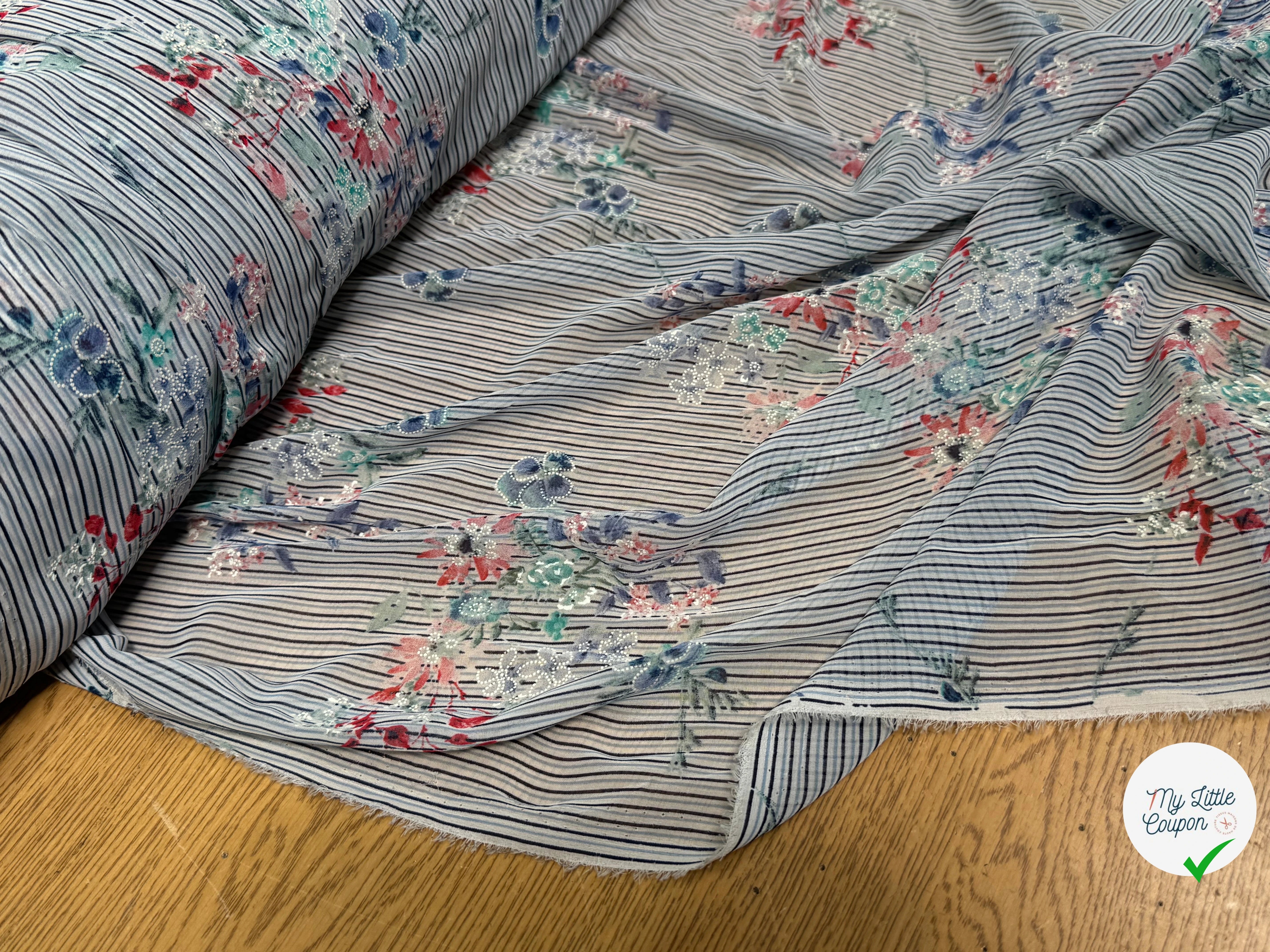 CREPE ULTRA FIN FOND BLANC À RAYURES MOTIFS FLORAUX BLEUS - My Little Coupon