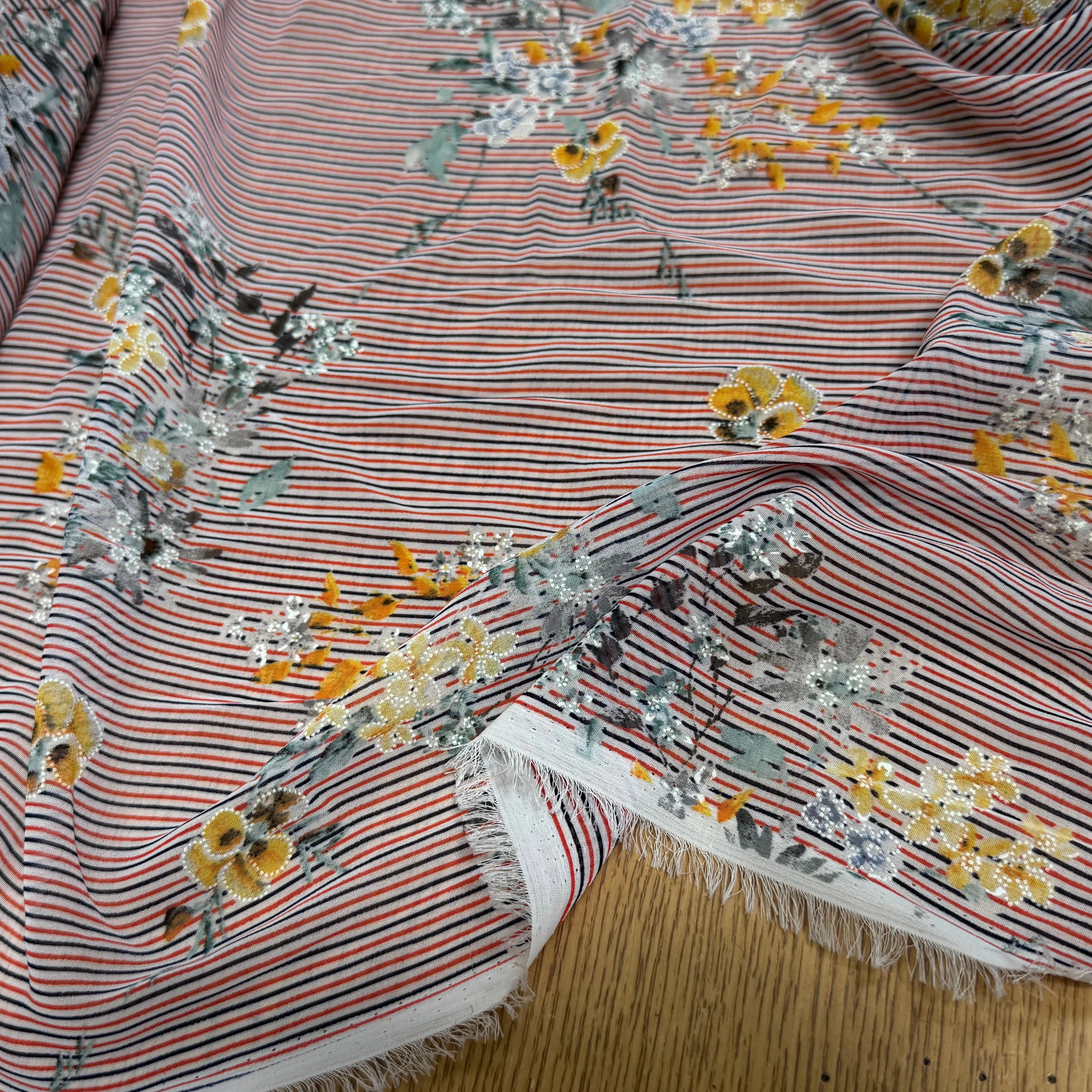 CREPE ULTRA FIN FOND BLANC À RAYURES MOTIFS FLORAUX JAUNE - My Little Coupon