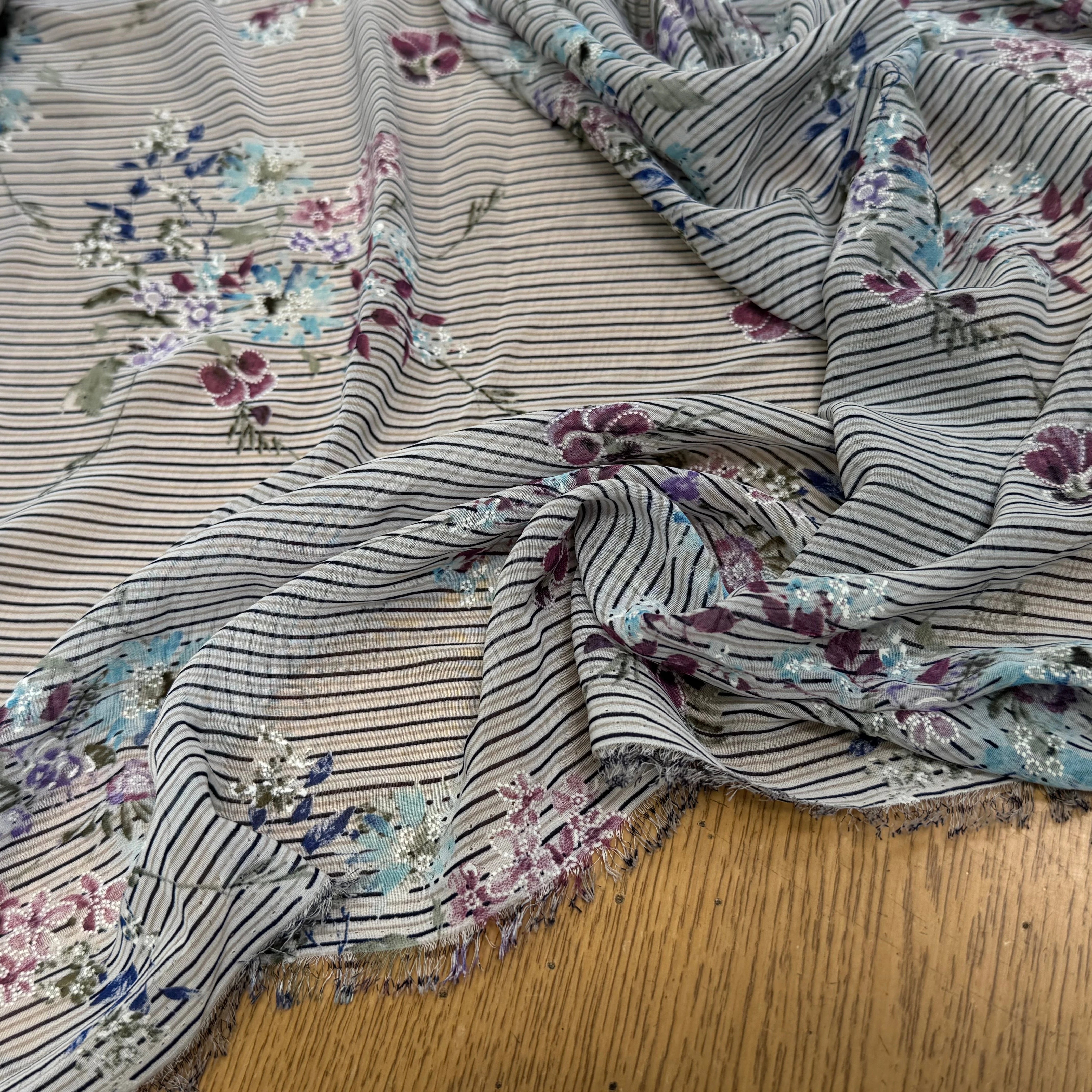 CREPE ULTRA FIN FOND BLANC À RAYURES MOTIFS FLORAUX VIOLET - My Little Coupon