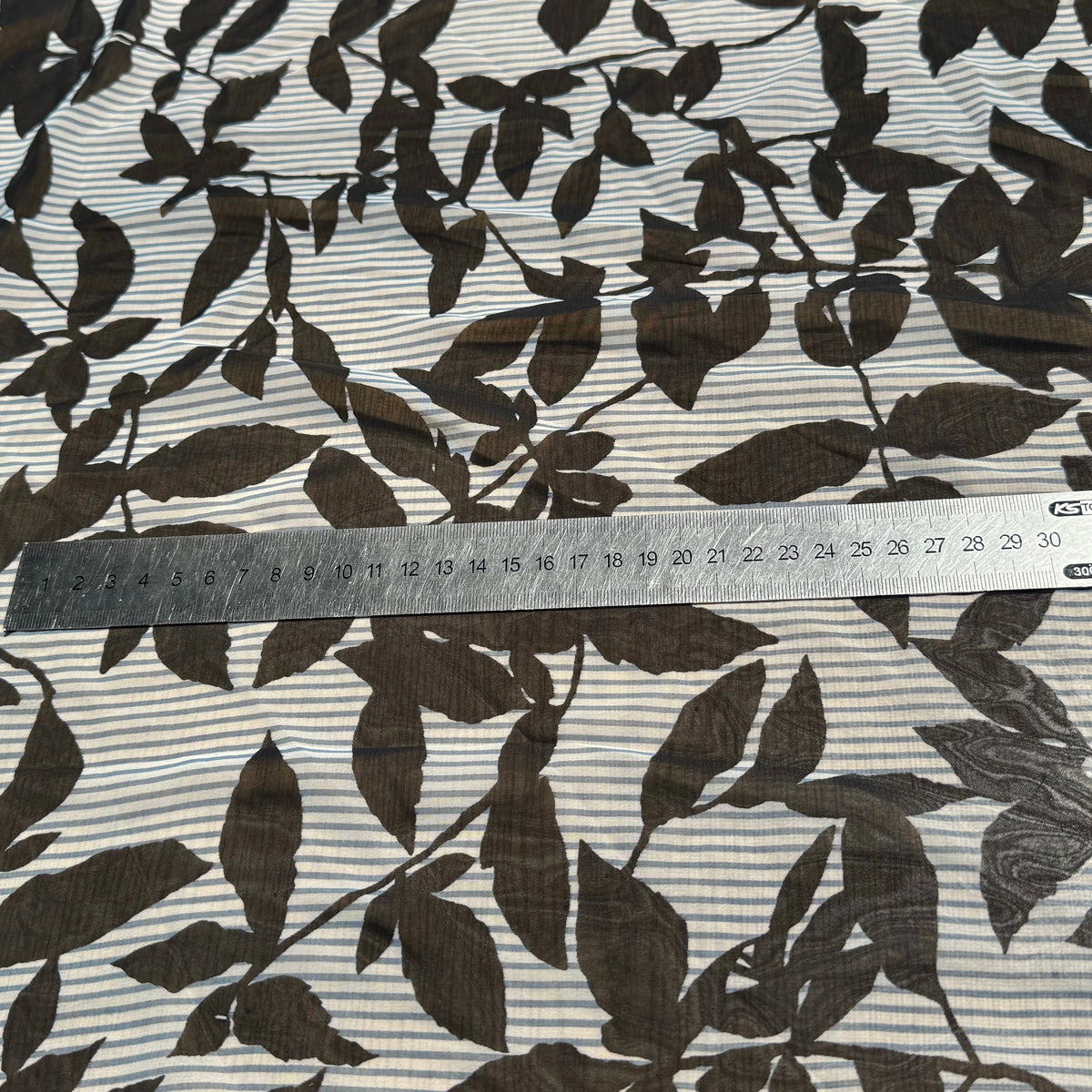 CREPE ULTRA FIN FOND BLANC IMPRIMÉ MOTIFS FEUILLAGES NOIRS - My Little Coupon