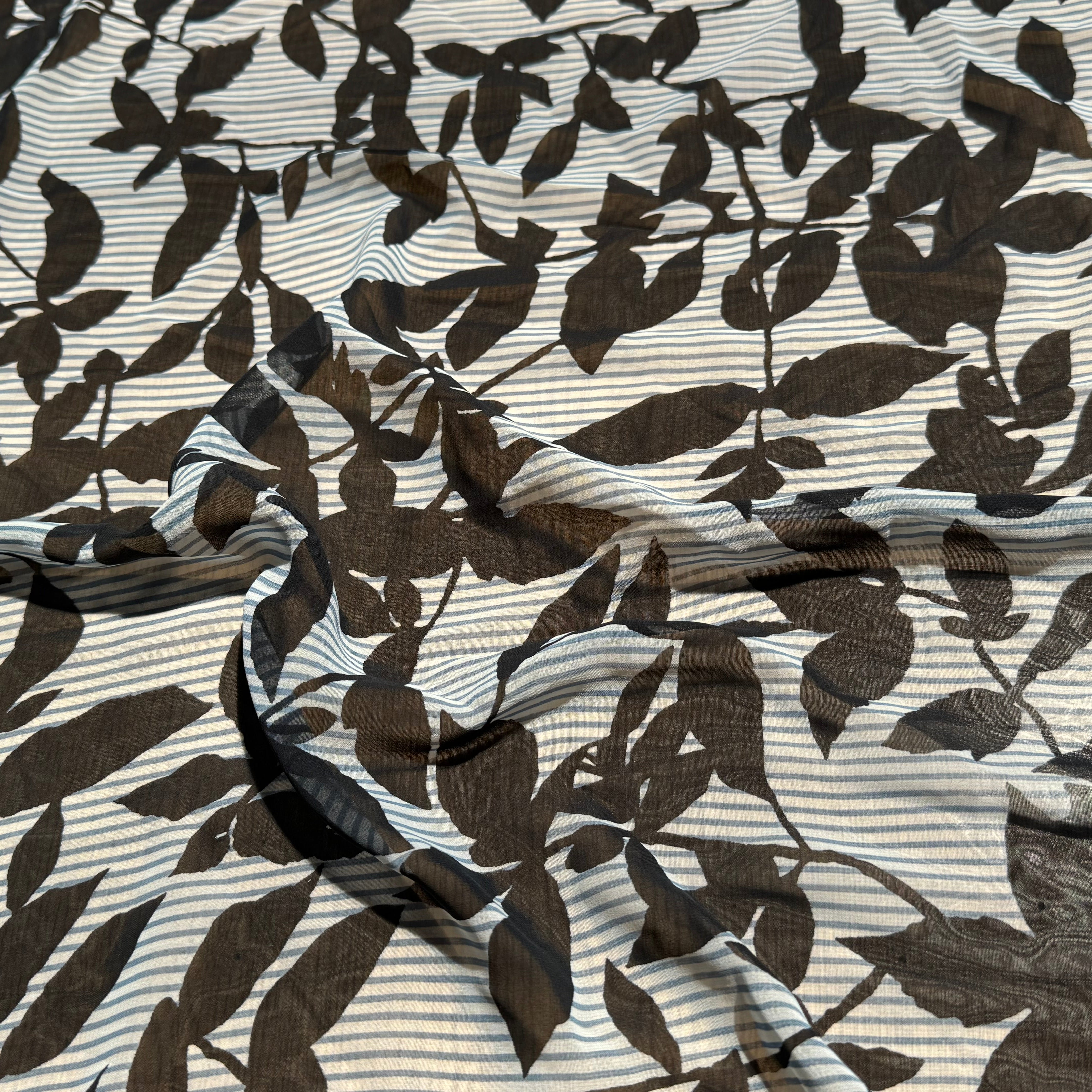 CREPE ULTRA FIN FOND BLANC IMPRIMÉ MOTIFS FEUILLAGES NOIRS - My Little Coupon