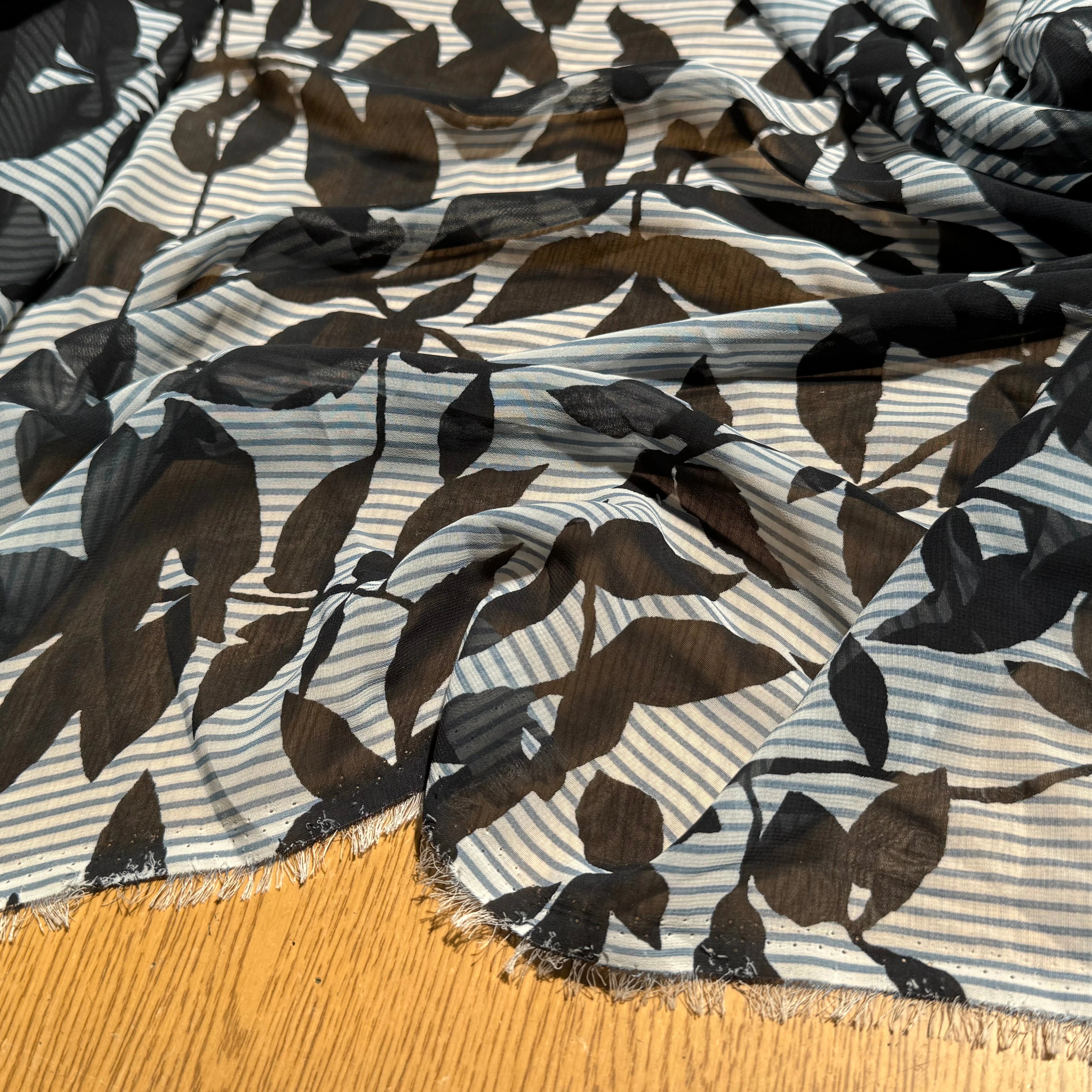 CREPE ULTRA FIN FOND BLANC IMPRIMÉ MOTIFS FEUILLAGES NOIRS - My Little Coupon