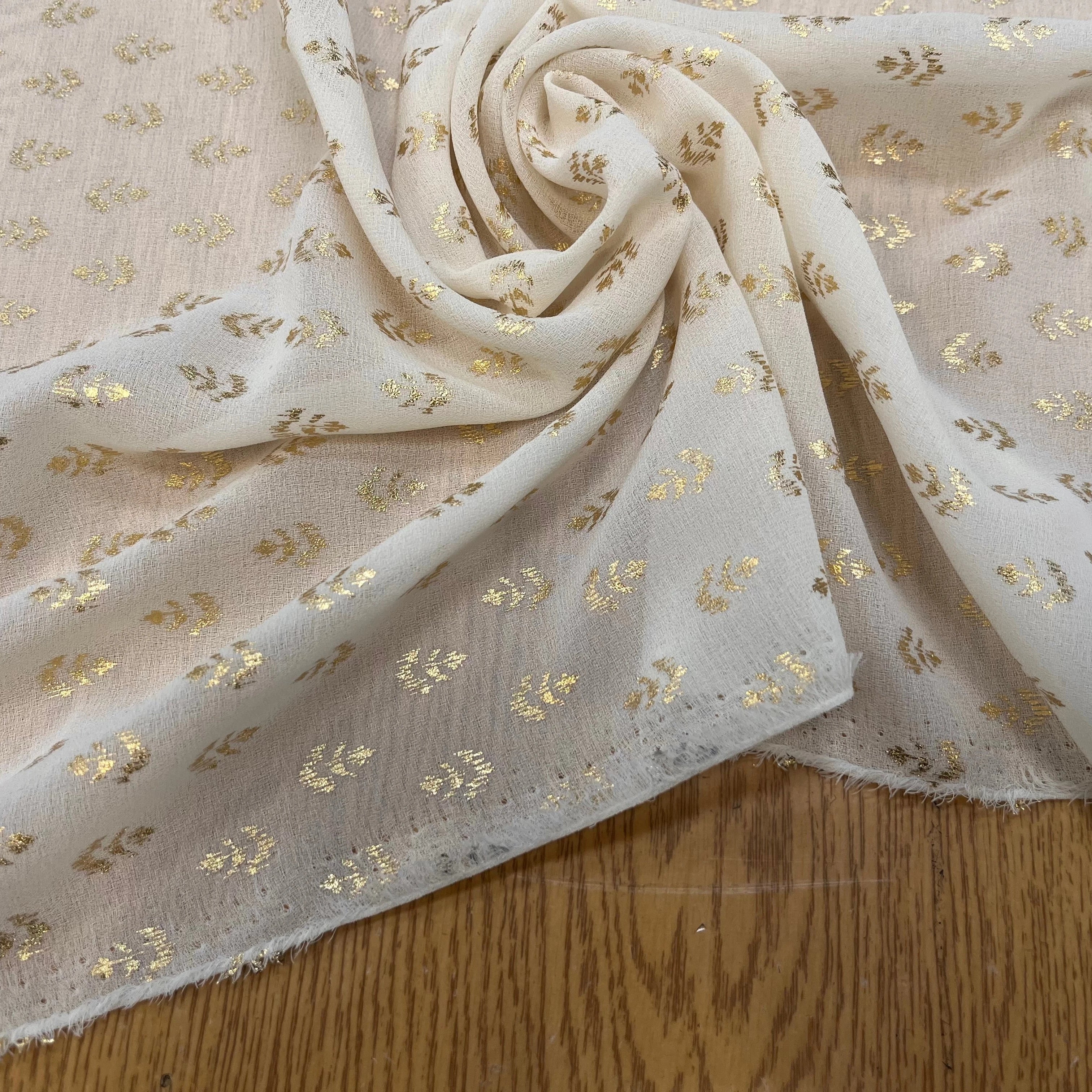 CREPE VANILLE MOTIF FLEURS OR - My Little Coupon