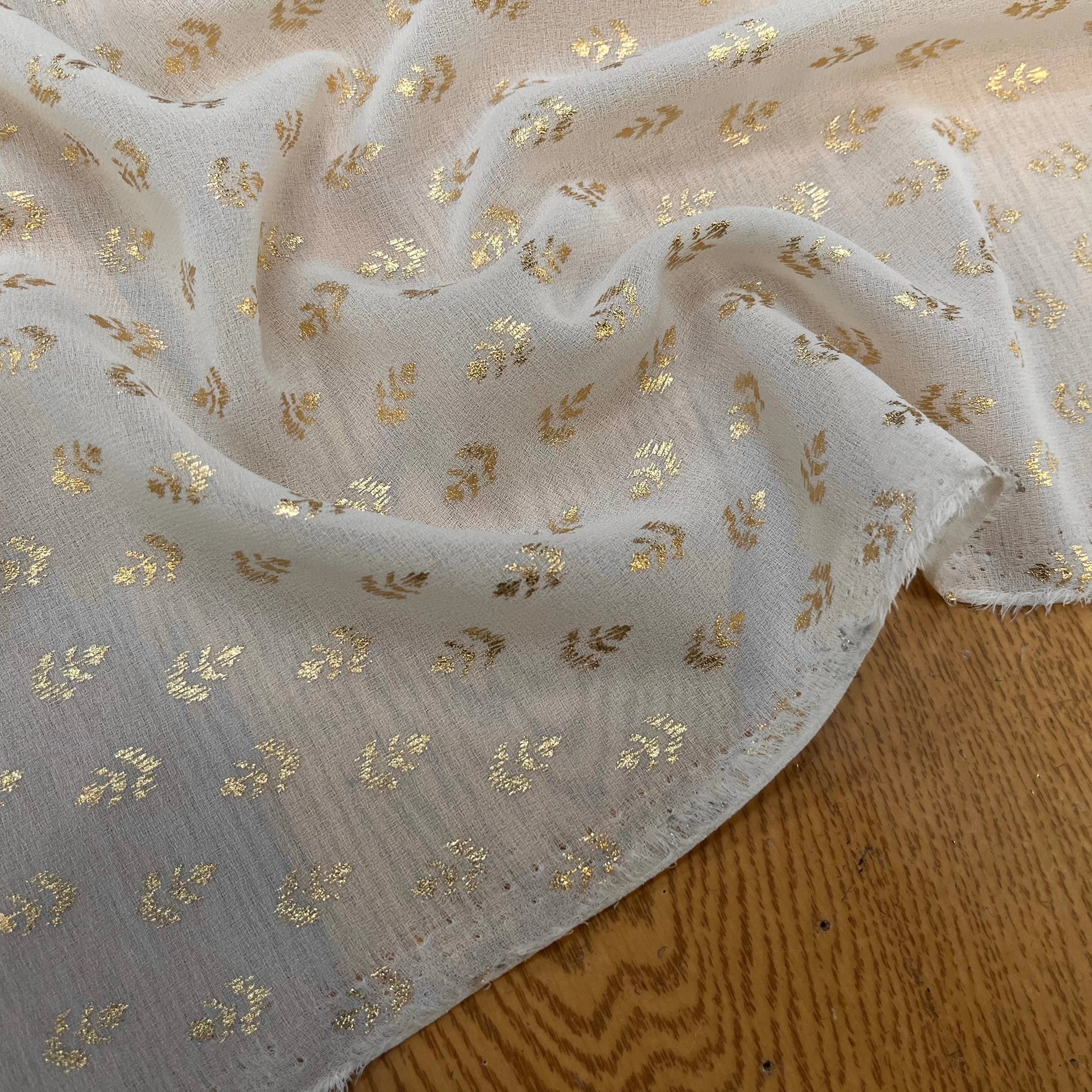 CREPE VANILLE MOTIF FLEURS OR - My Little Coupon