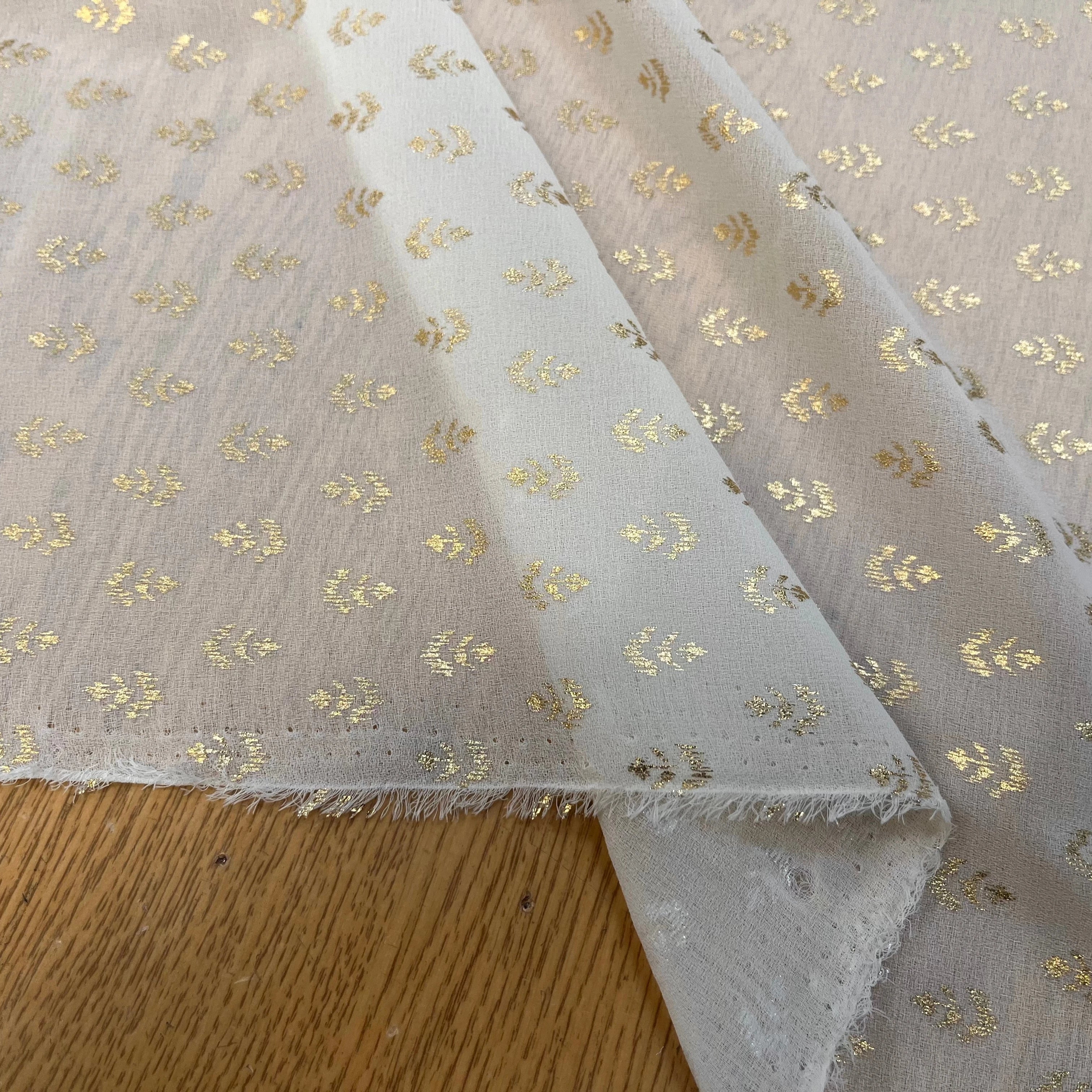 CREPE VANILLE MOTIF FLEURS OR - My Little Coupon