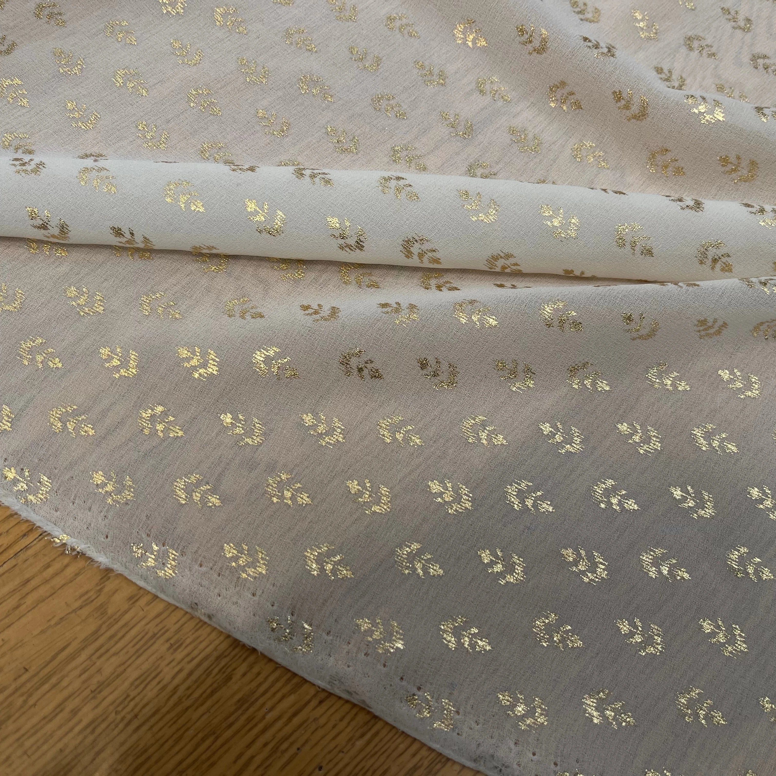 CREPE VANILLE MOTIF FLEURS OR - My Little Coupon