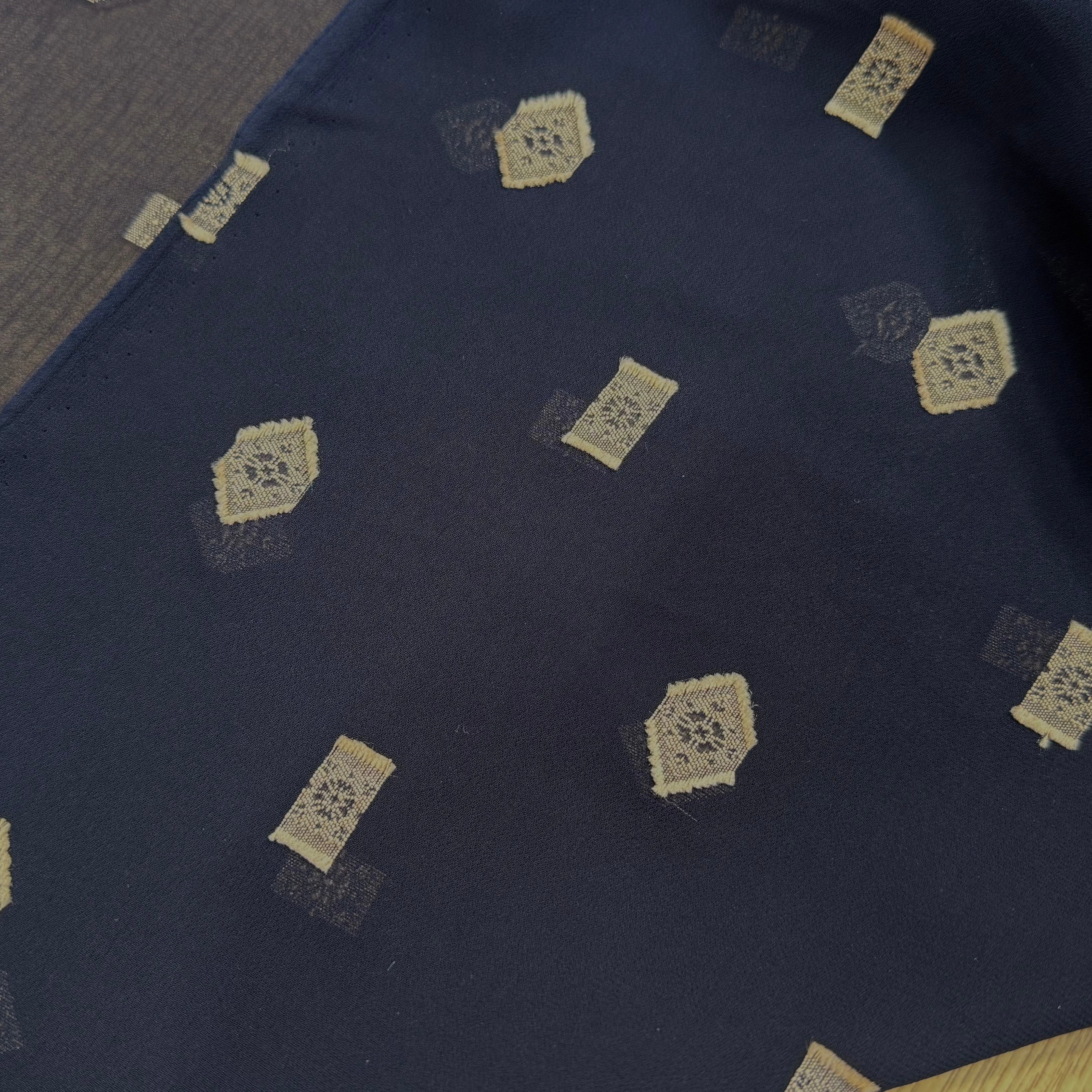 CREPE VISCOSE BLEU MARINE MOTIF TISSÉ GÉOMETRIQUE 100% VI - My Little Coupon