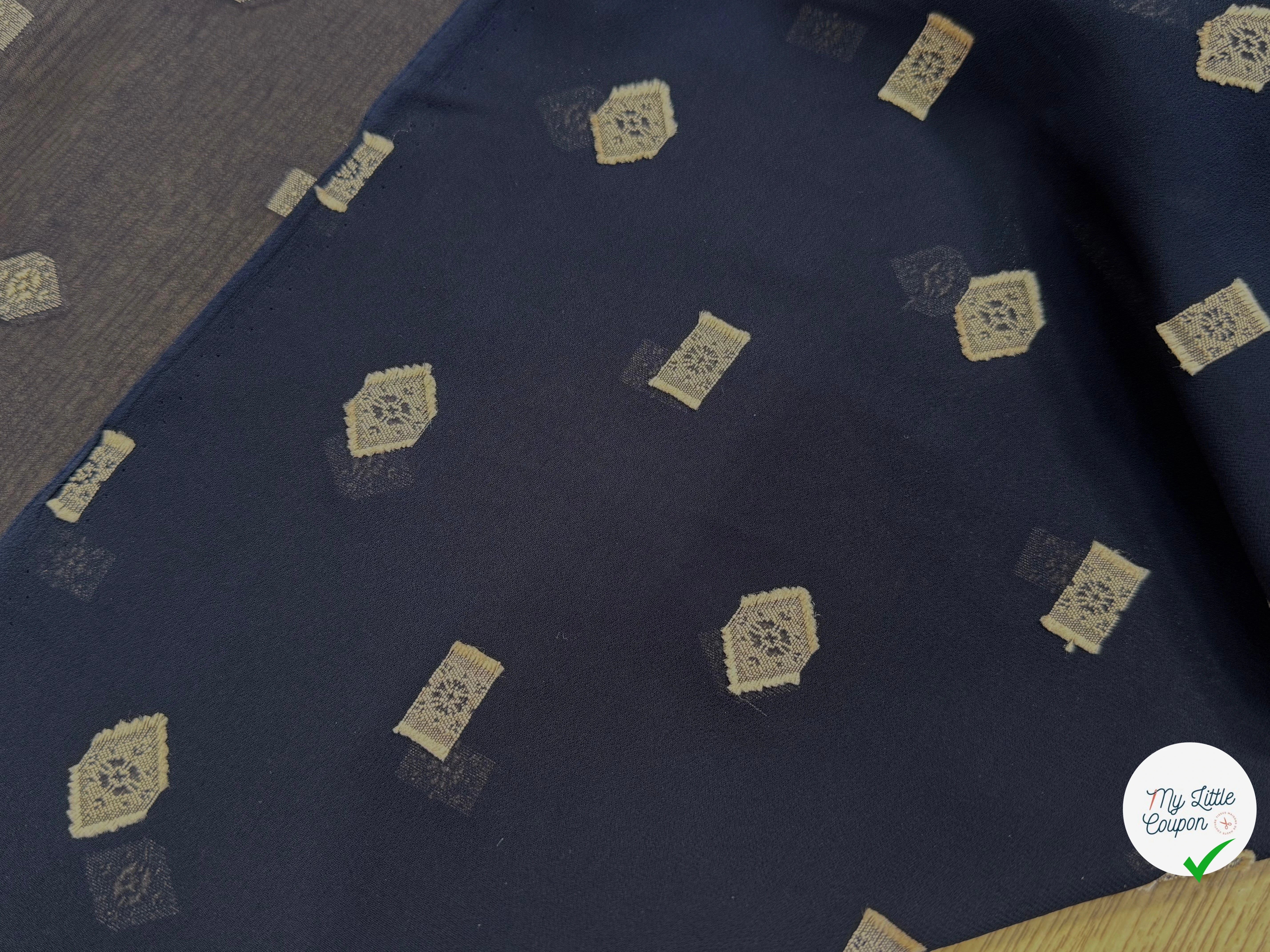 CREPE VISCOSE BLEU MARINE MOTIF TISSÉ GÉOMETRIQUE 100% VI - My Little Coupon