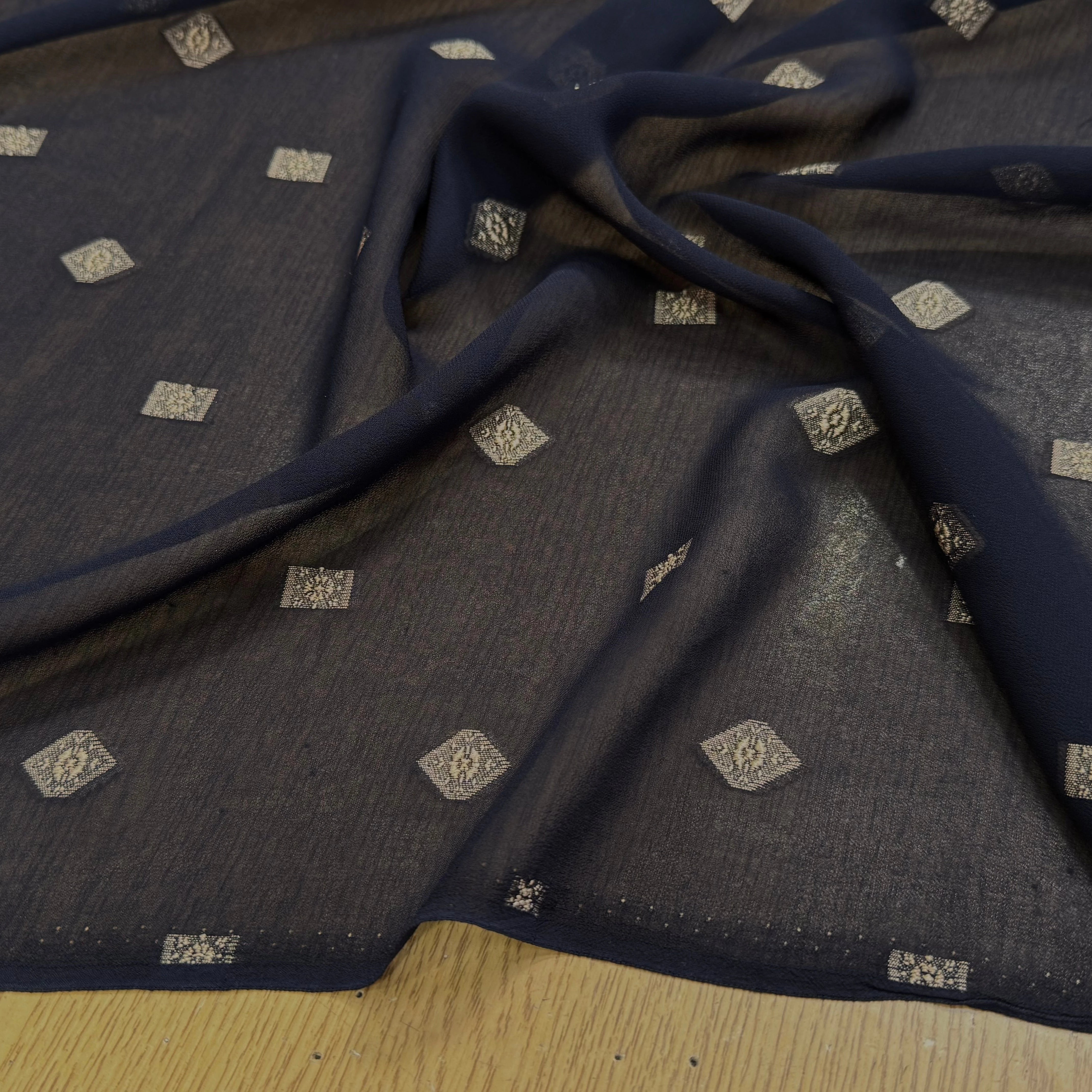 CREPE VISCOSE BLEU MARINE MOTIF TISSÉ GÉOMETRIQUE 100% VI - My Little Coupon