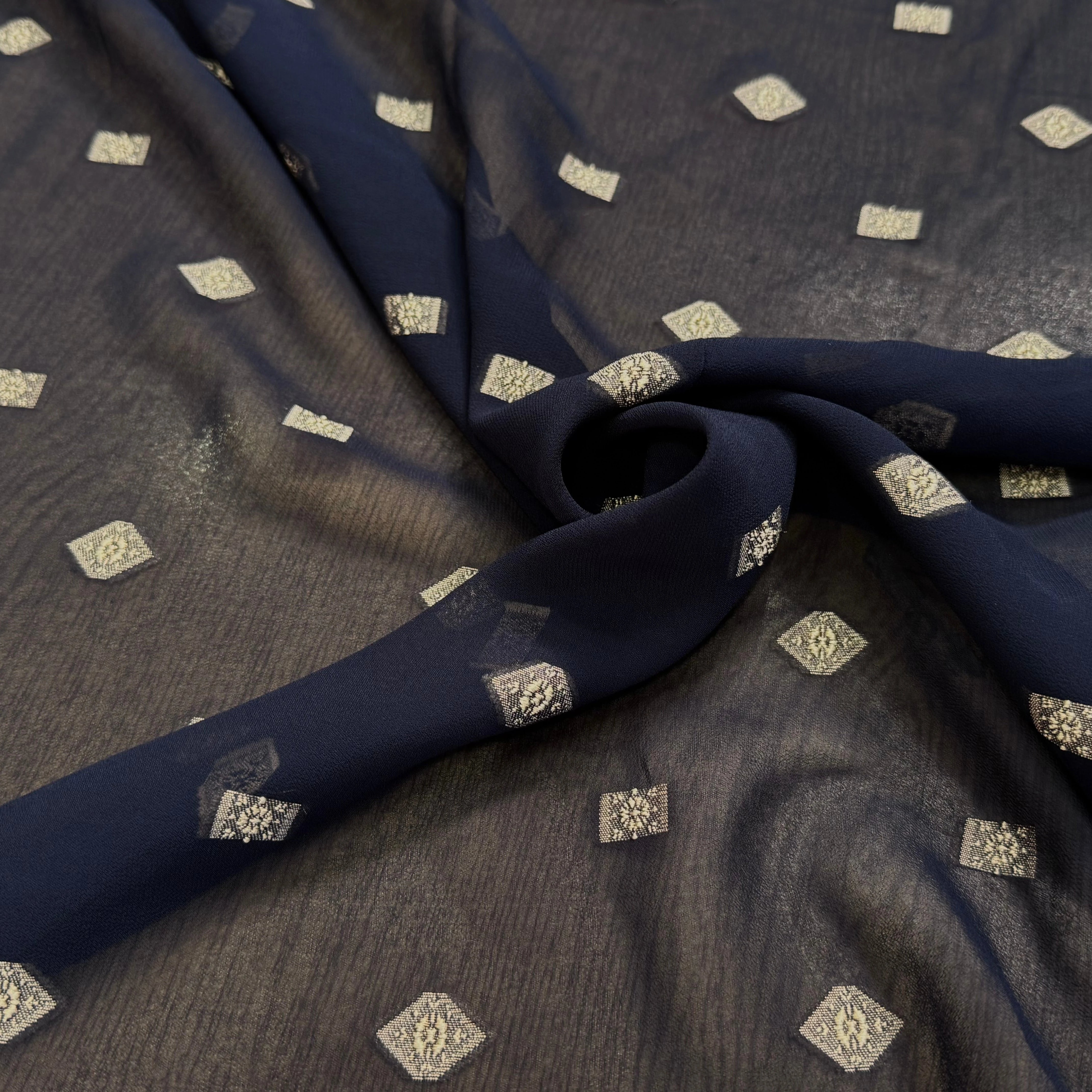 CREPE VISCOSE BLEU MARINE MOTIF TISSÉ GÉOMETRIQUE 100% VI - My Little Coupon