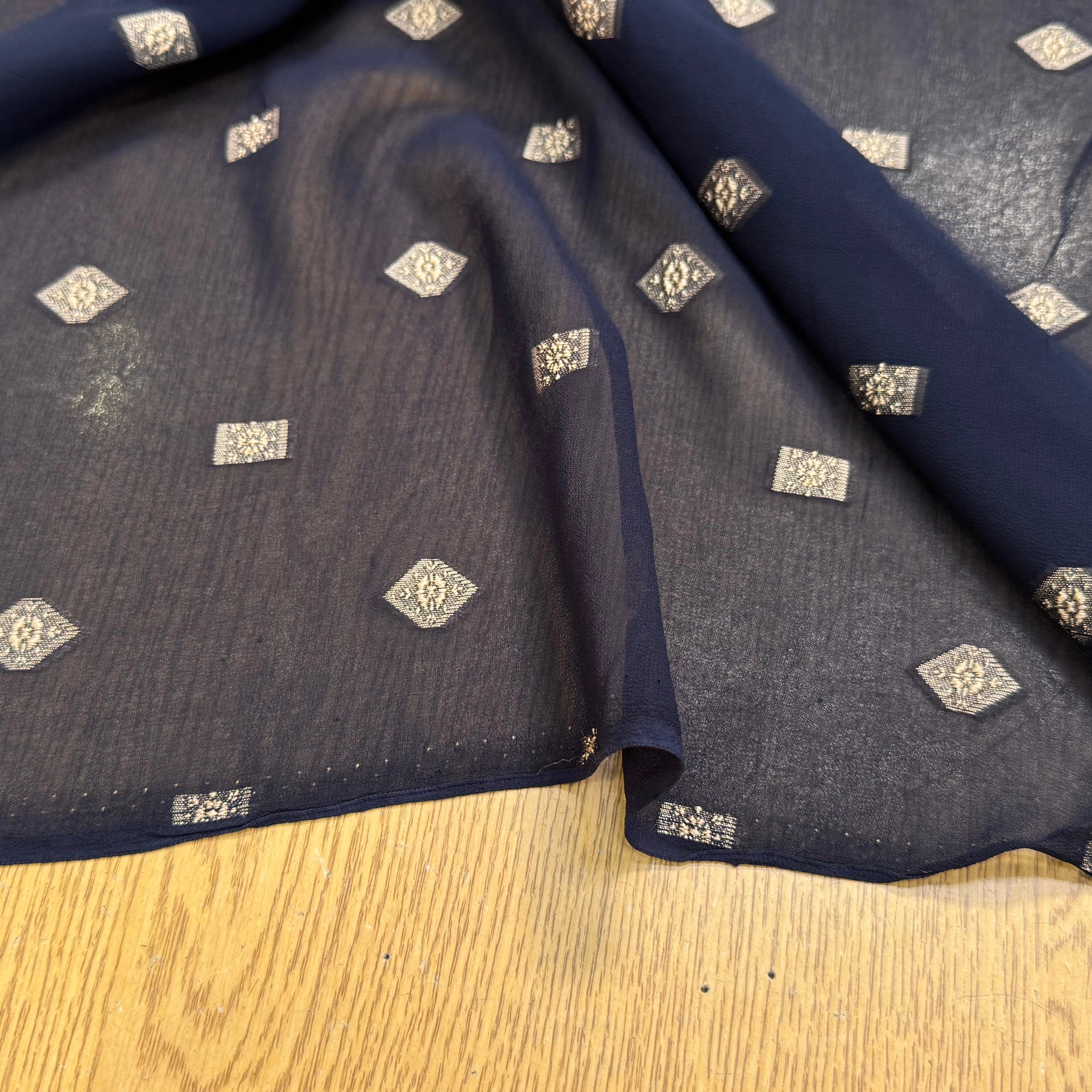 CREPE VISCOSE BLEU MARINE MOTIF TISSÉ GÉOMETRIQUE 100% VI - My Little Coupon