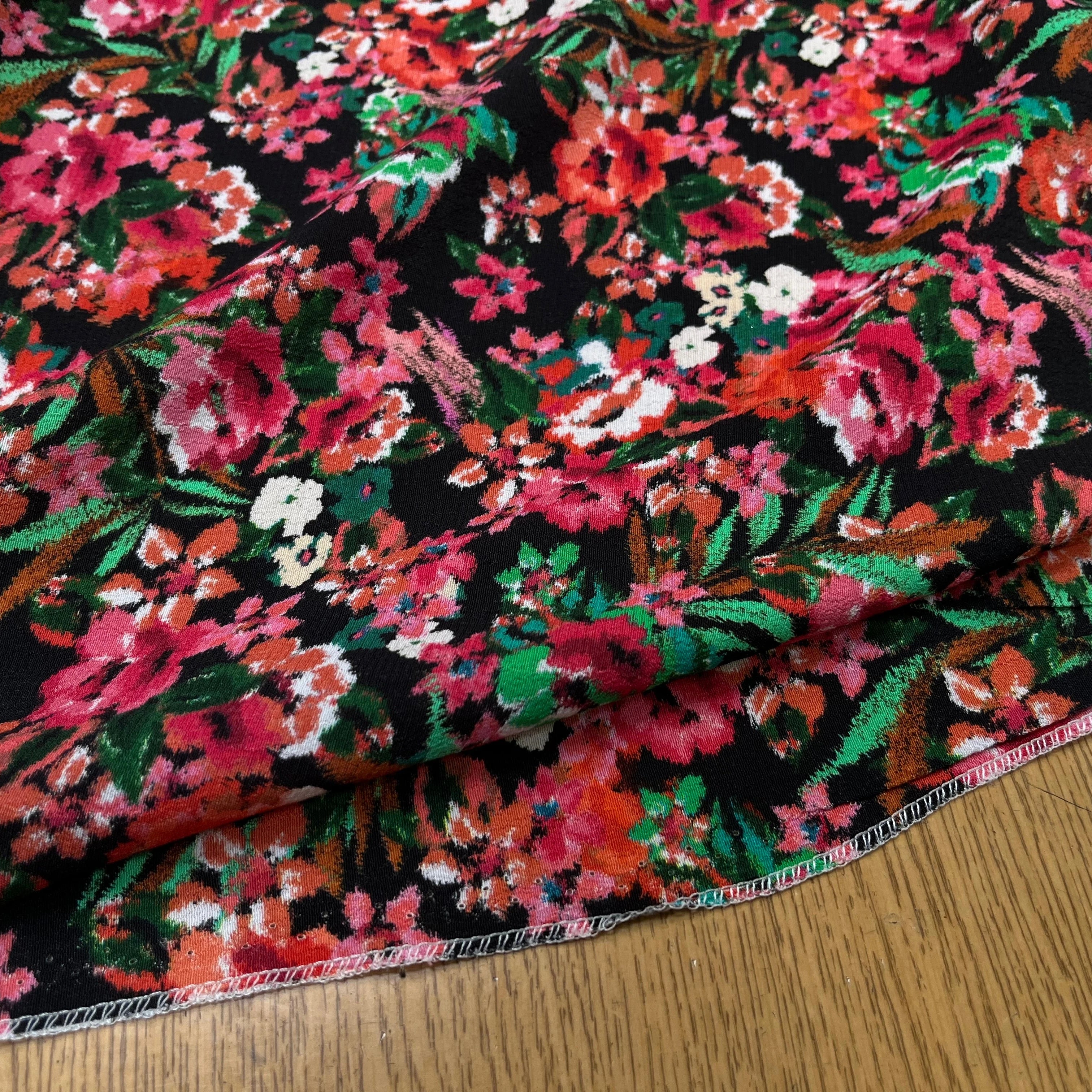 CREPE VISCOSE BOUQUET FLEURS FOND NOIR 140 LAIZE - My Little Coupon