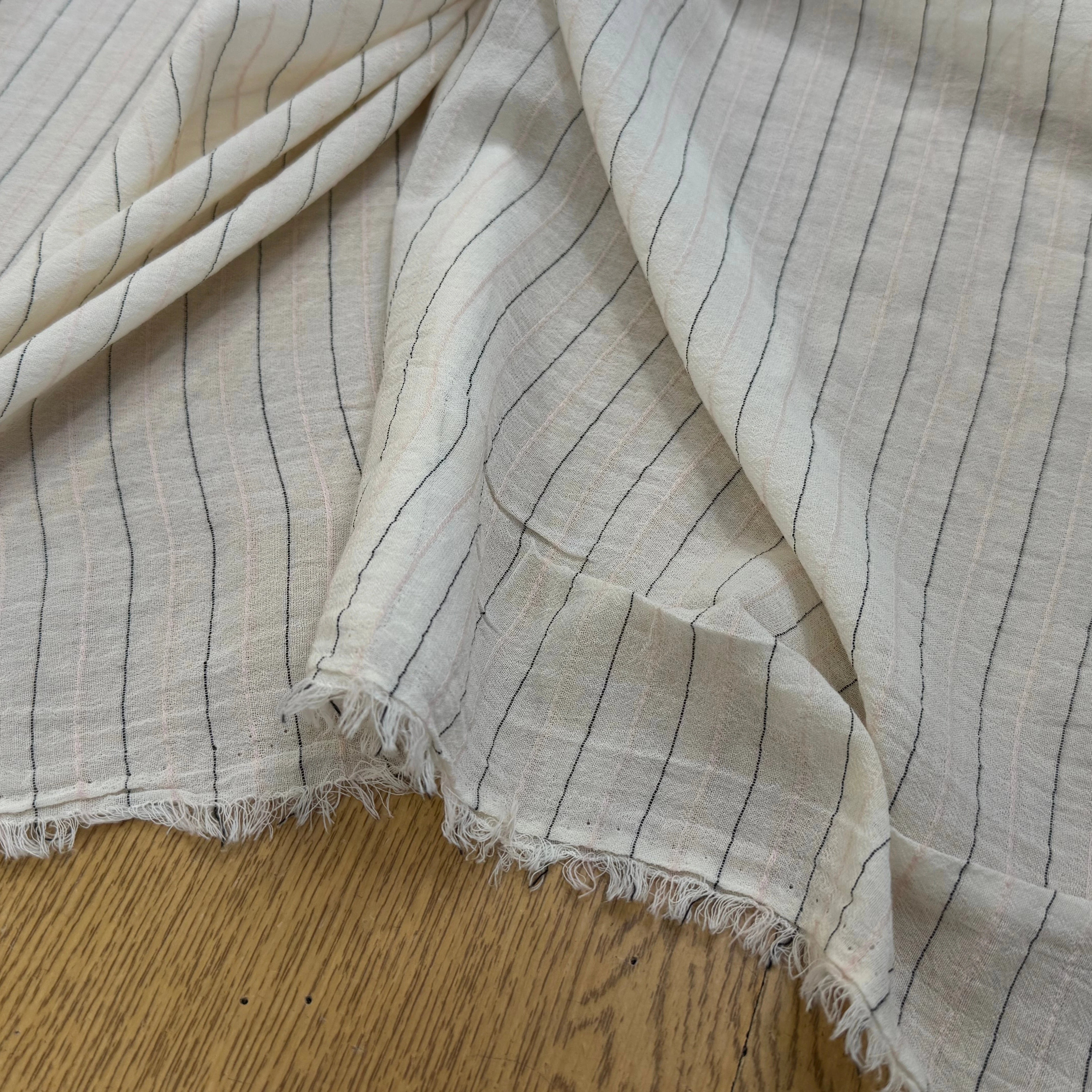 CREPE VISCOSE ÉCRU FINES RAYURES ROSE NOIR - My Little Coupon