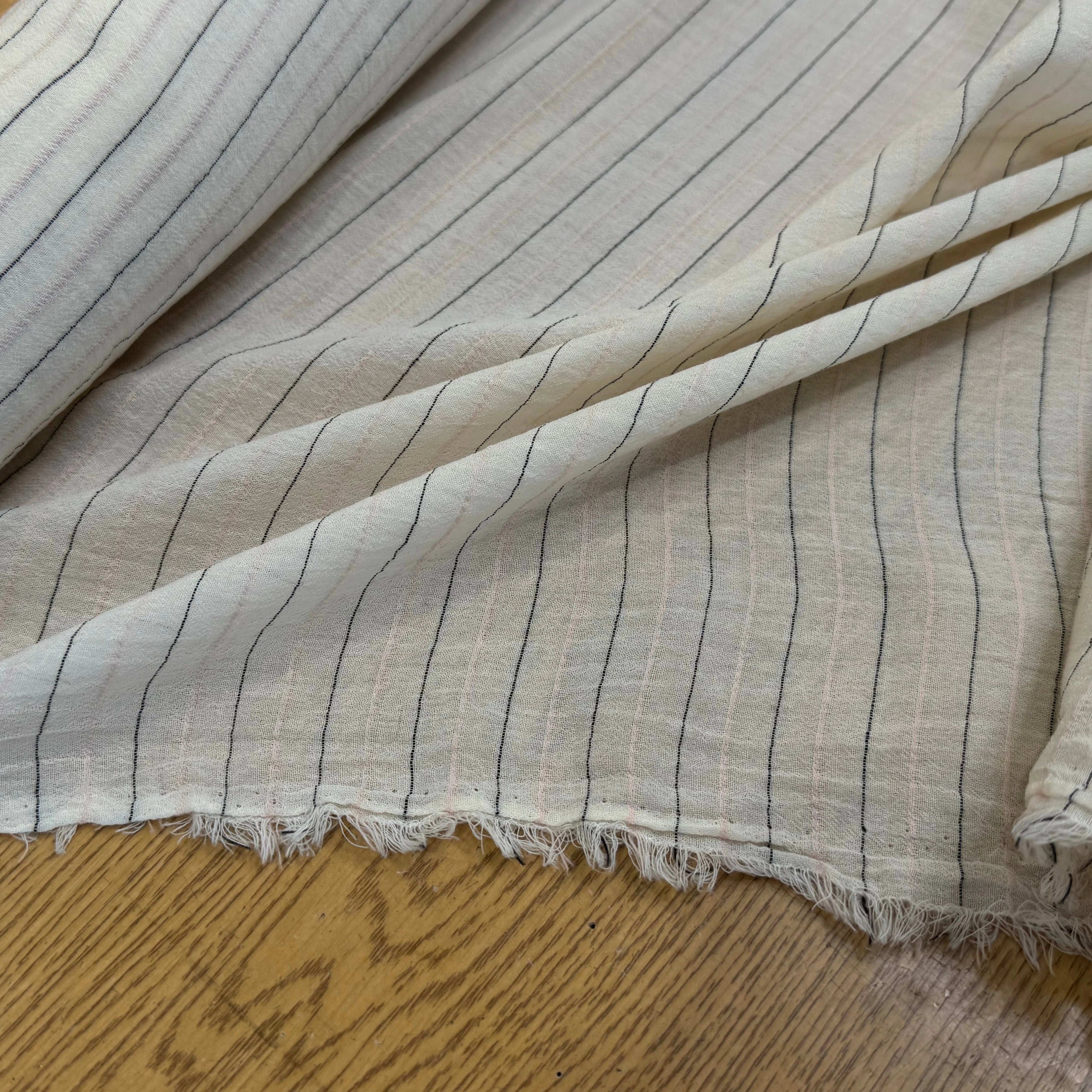 CREPE VISCOSE ÉCRU FINES RAYURES ROSE NOIR - My Little Coupon