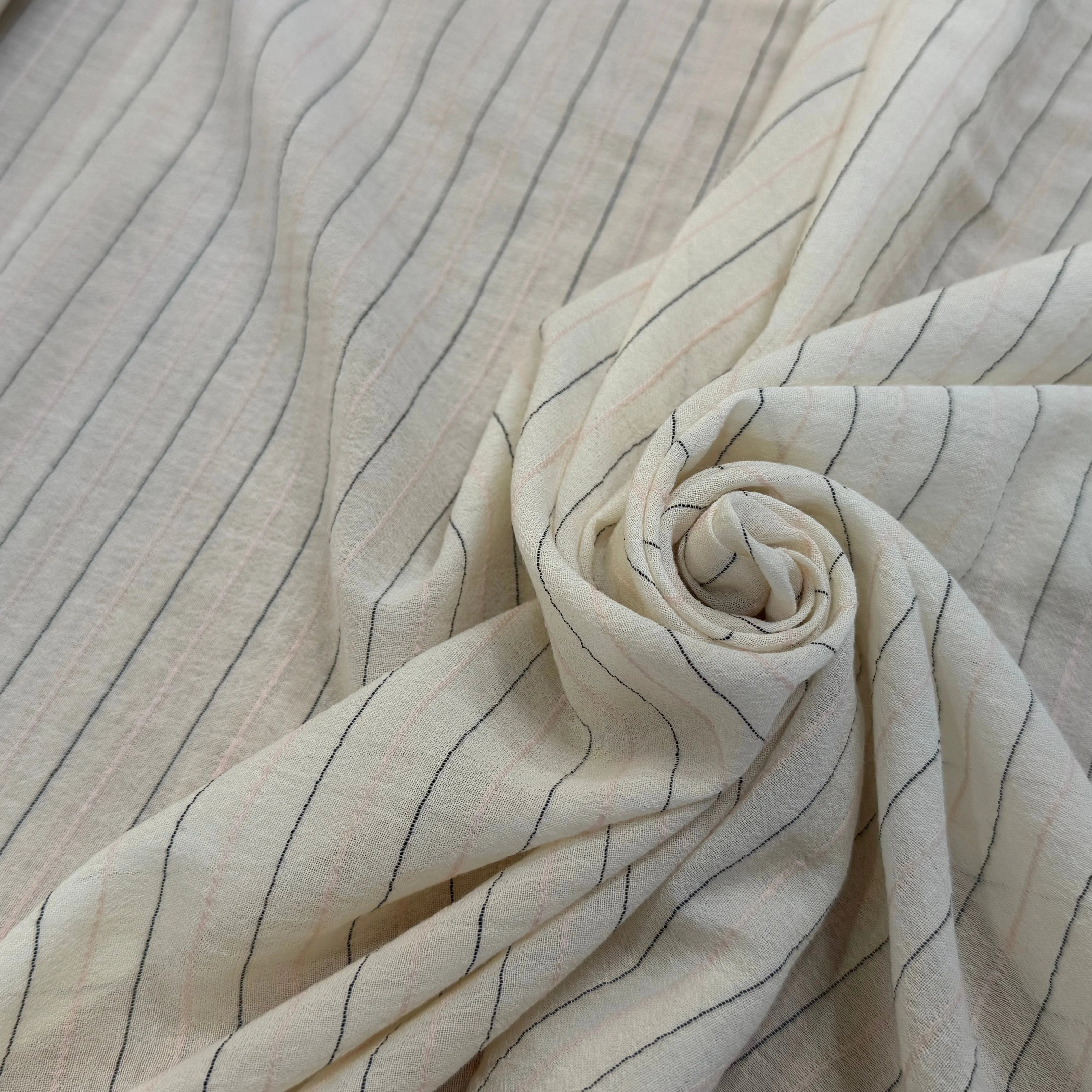 CREPE VISCOSE ÉCRU FINES RAYURES ROSE NOIR - My Little Coupon