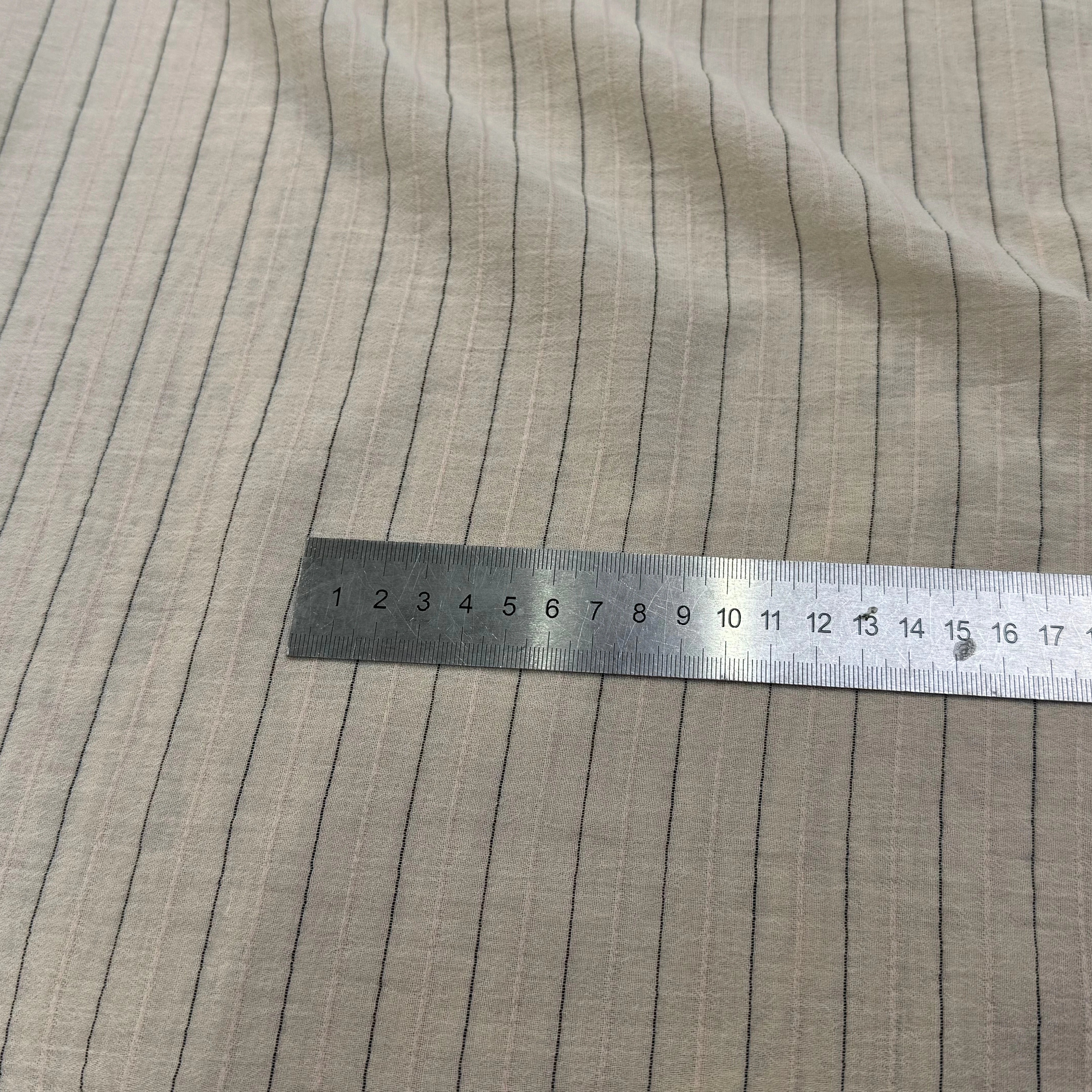 CREPE VISCOSE ÉCRU FINES RAYURES ROSE NOIR - My Little Coupon