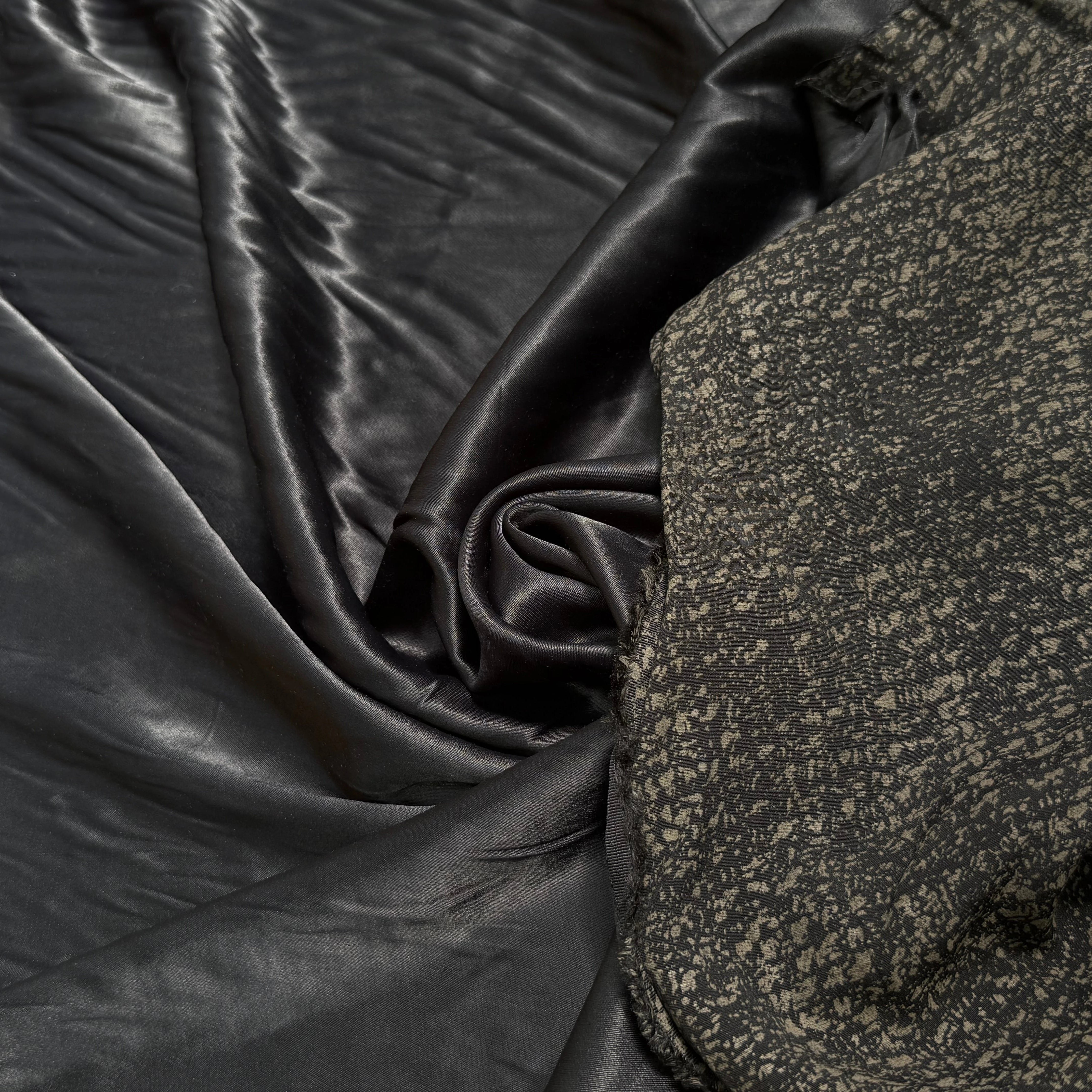 CREPE VISCOSE ENVERS SATIN NOIR BEAU TOMBÉ - My Little Coupon